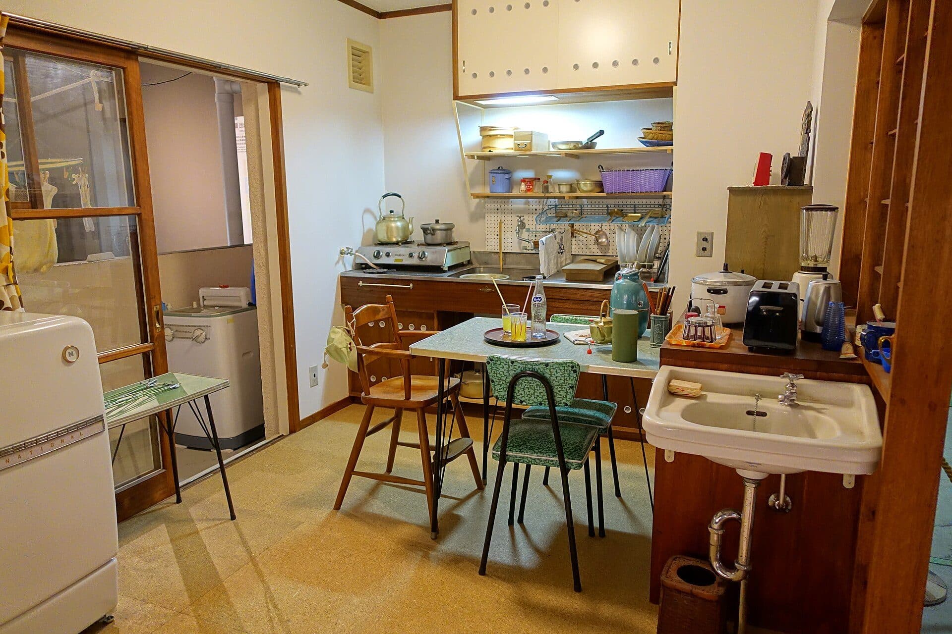 Reconstitution grandeur nature de la cuisine d'un appartement japonais de 1962, au musée Edo-Tokyo.