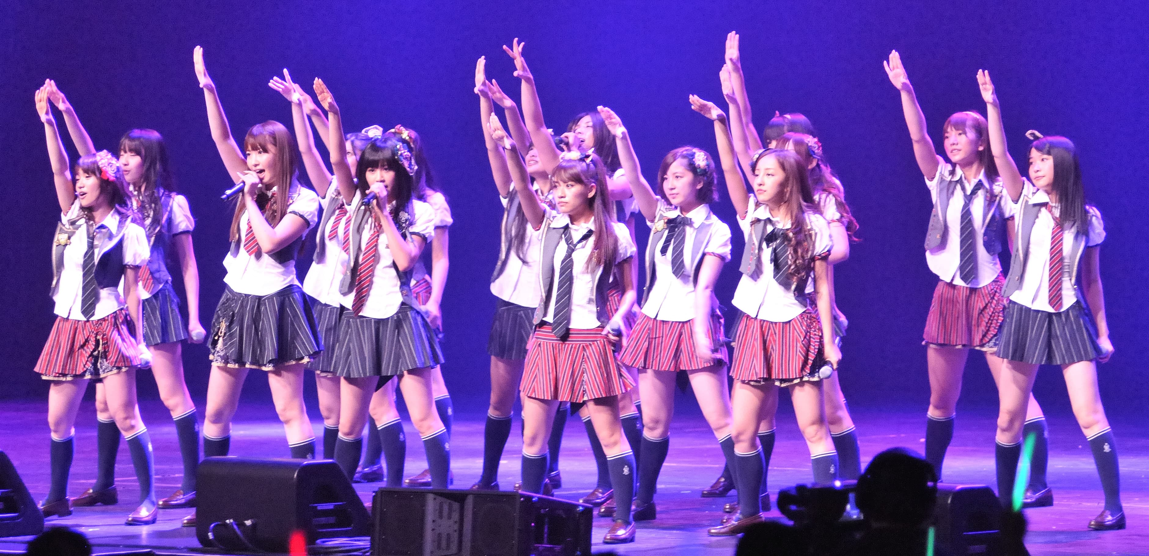 Le groupe d’idoles japonaises AKB48 sur scène en concert.