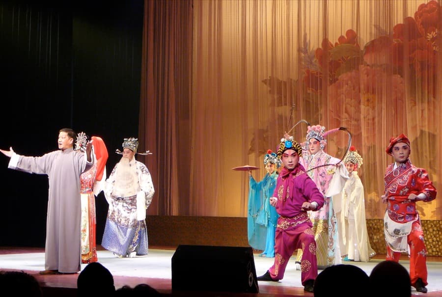 Acteur d'opéra de Pékin (jingju) en costume et maquillage traditionnels.