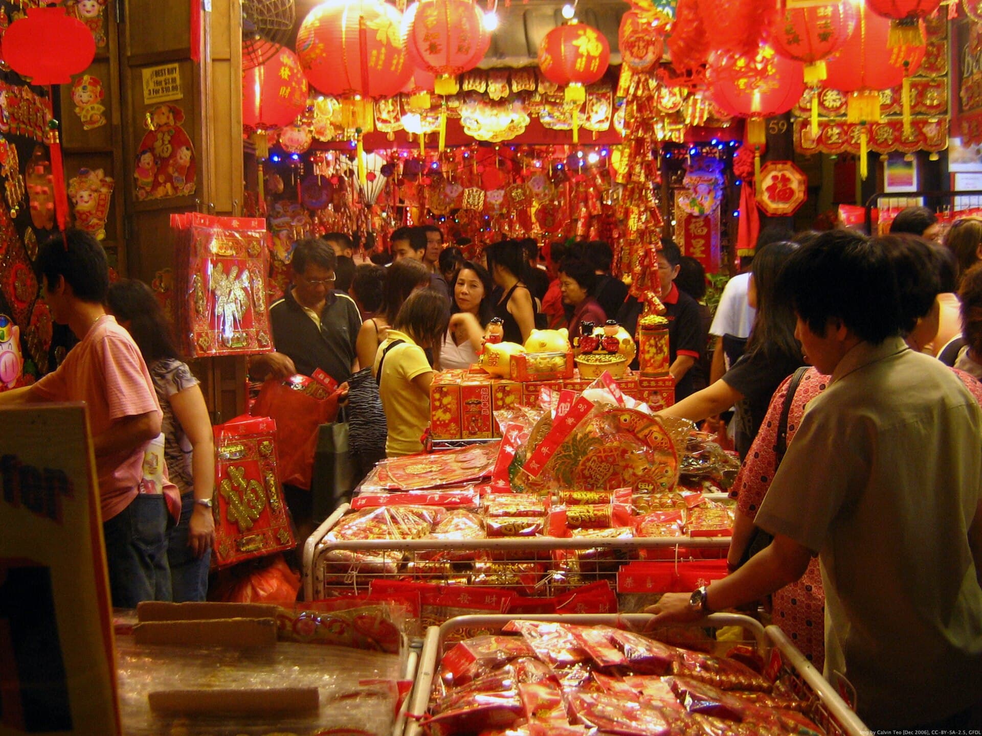 Marché du Nouvel An chinois illuminé de lanternes rouges.