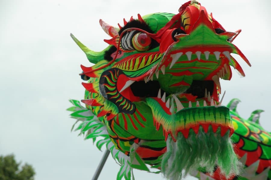 Dragon chinois traditionnel lors d'un défilé, symbole de puissance et de chance.
