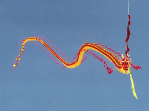 Cerf-volant dragon chinois coloré volant dans le ciel de Berkeley.