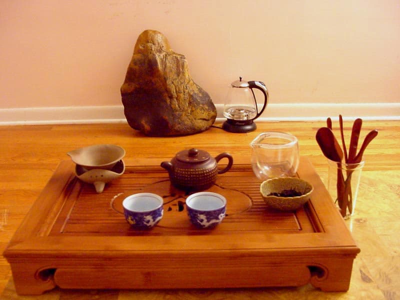 Cérémonie du thé gongfu chinoise avec théière en terre de Yixing.