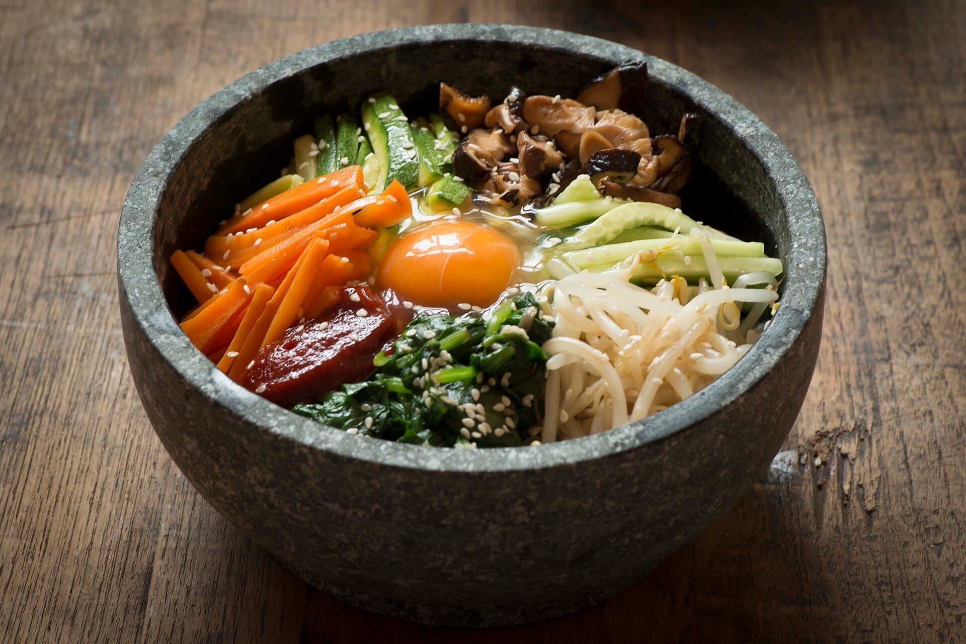 Dolsot-bibimbap, riz mélangé coréen servi dans un pot en pierre brûlant.