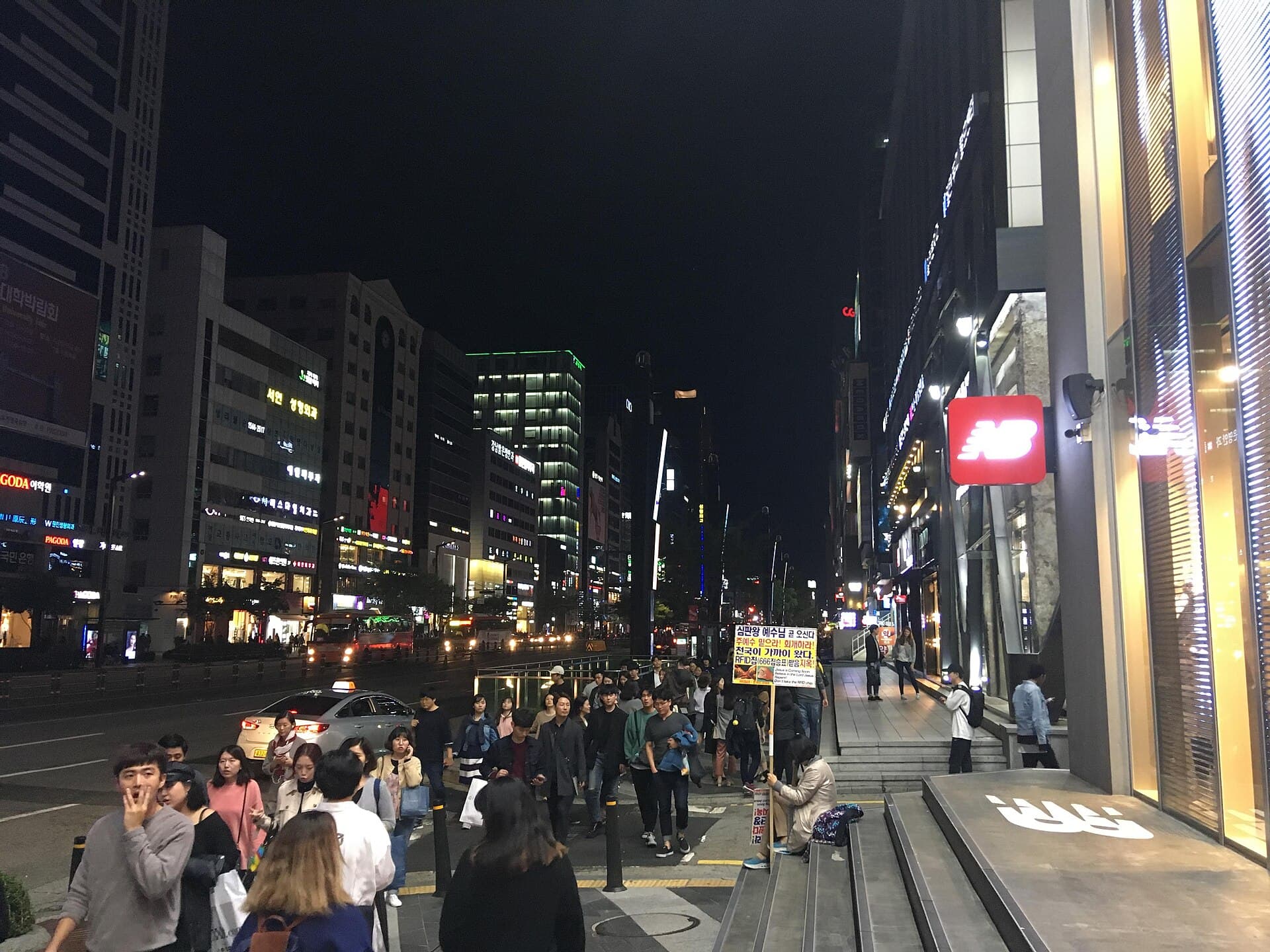 Avenue Gangnam-daero à Séoul la nuit, symbole de la modernité coréenne et de la Hallyu.