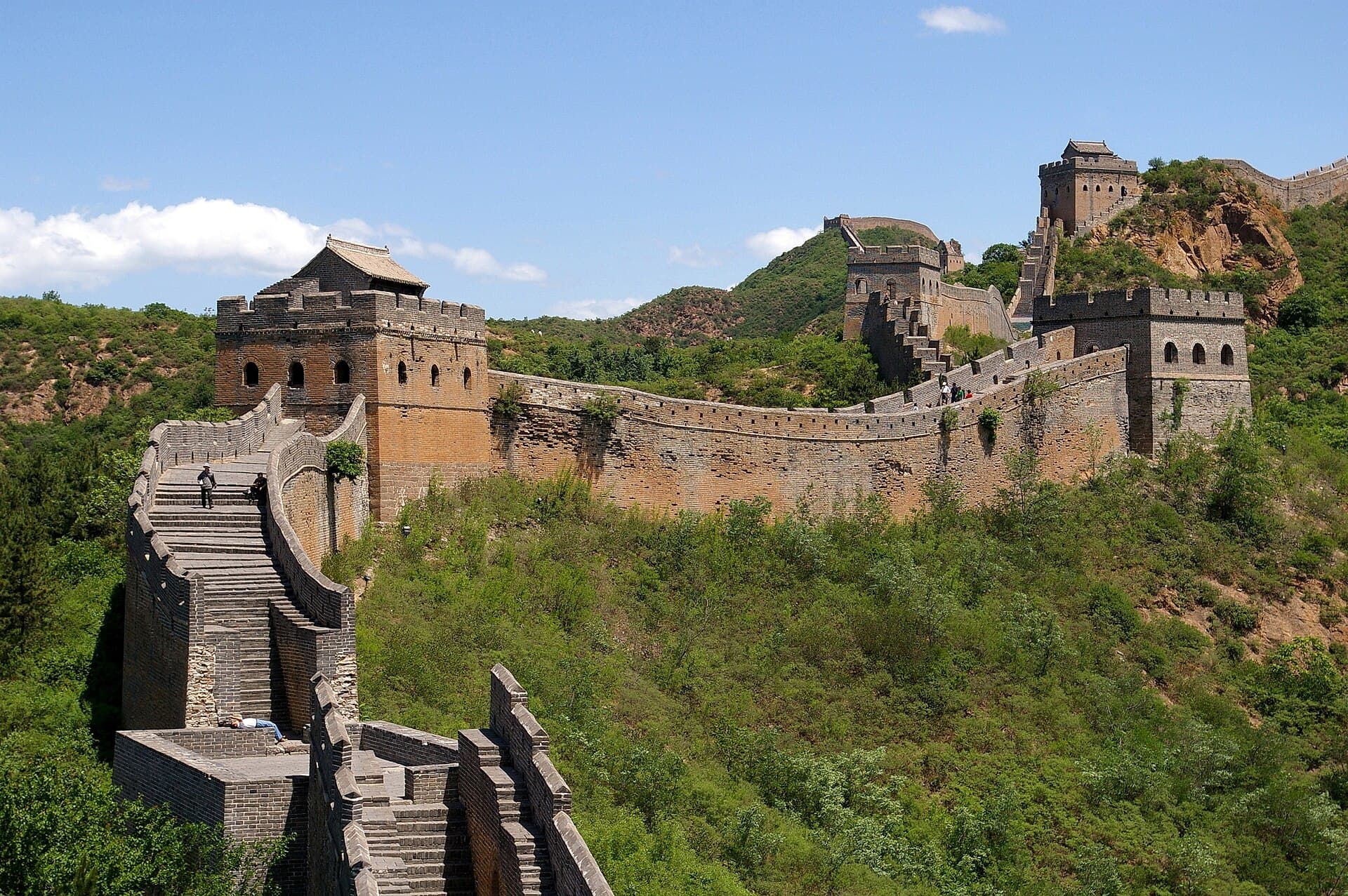 La Grande Muraille de Chine serpentant à travers les montagnes.
