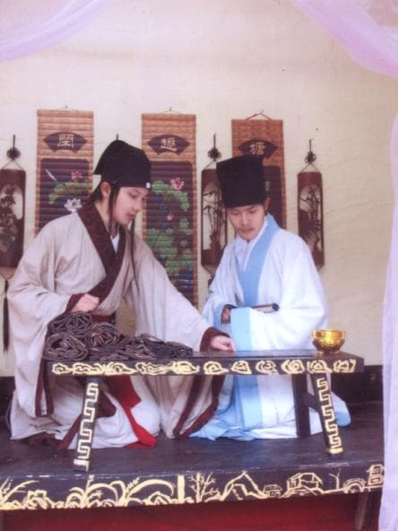 Hanfu, vêtement traditionnel chinois aux manches flottantes.