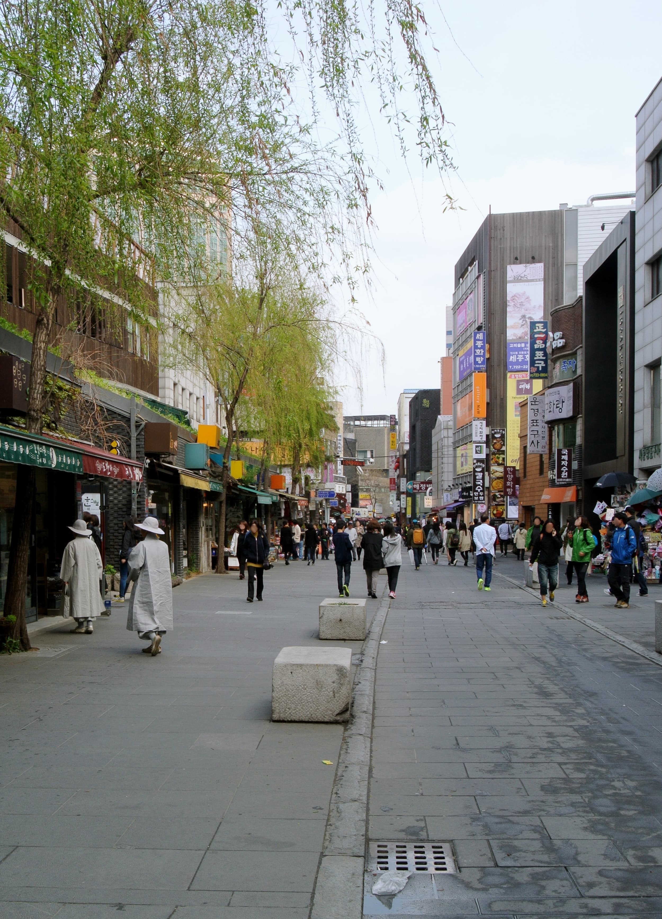 Rue traditionnelle d’Insadong à Séoul, animée par les passants et les échoppes.