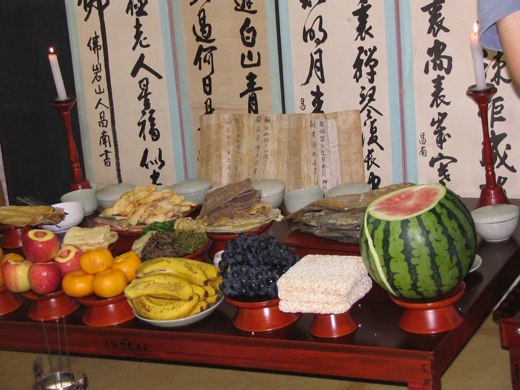 Table de jesa, rite ancestral coréen avec offrandes alimentaires traditionnelles.