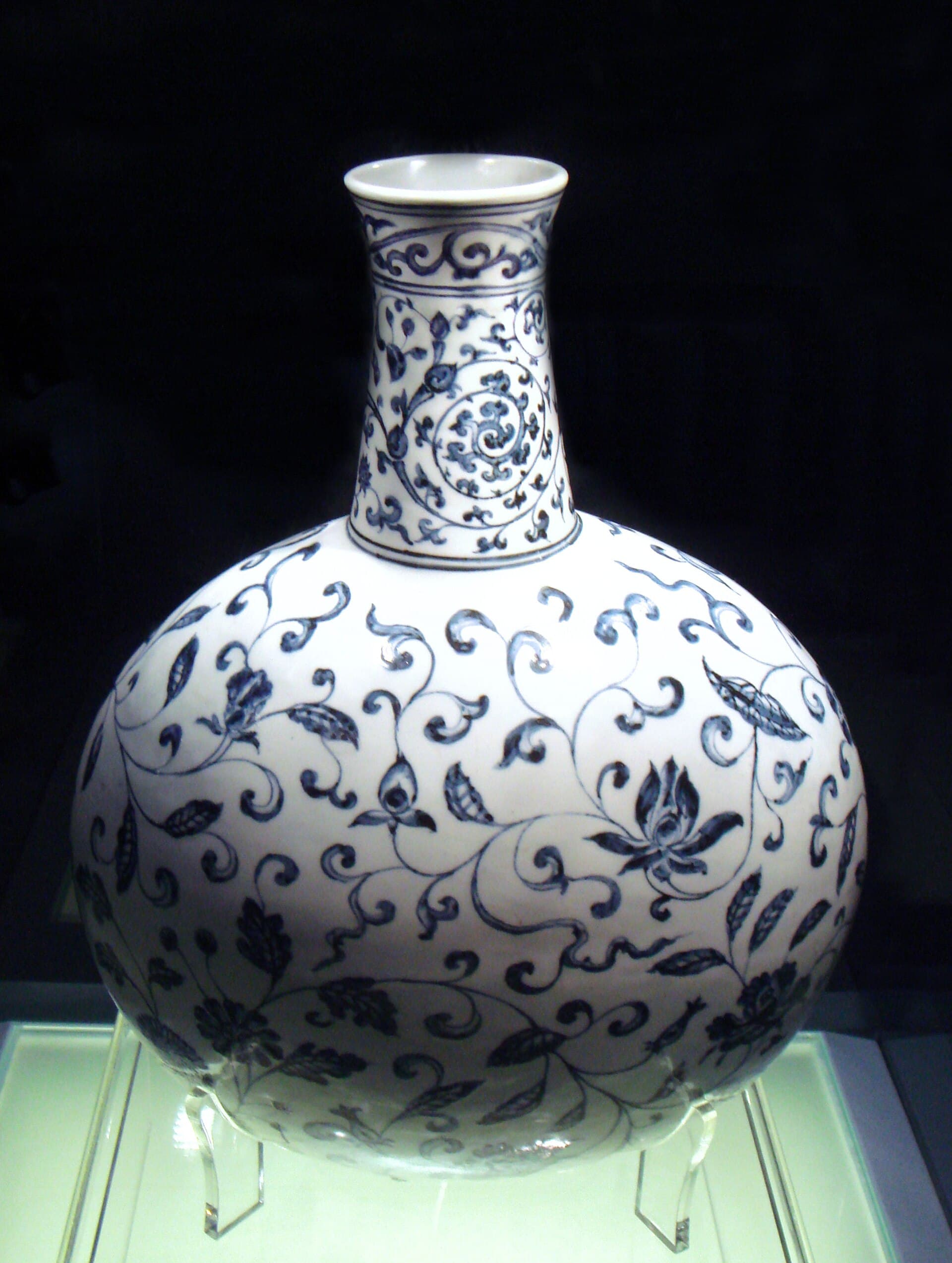 Vase bleu et blanc de Jingdezhen, porcelaine de la dynastie Ming (ère Yongle).