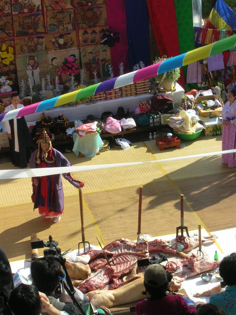 Mudang (chamane coréenne) réalisant un gut, rituel chamanique traditionnel.
