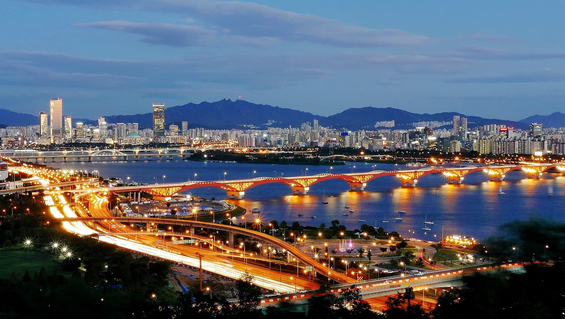 Vue nocturne de Séoul illuminée, capitale de la Corée du Sud.