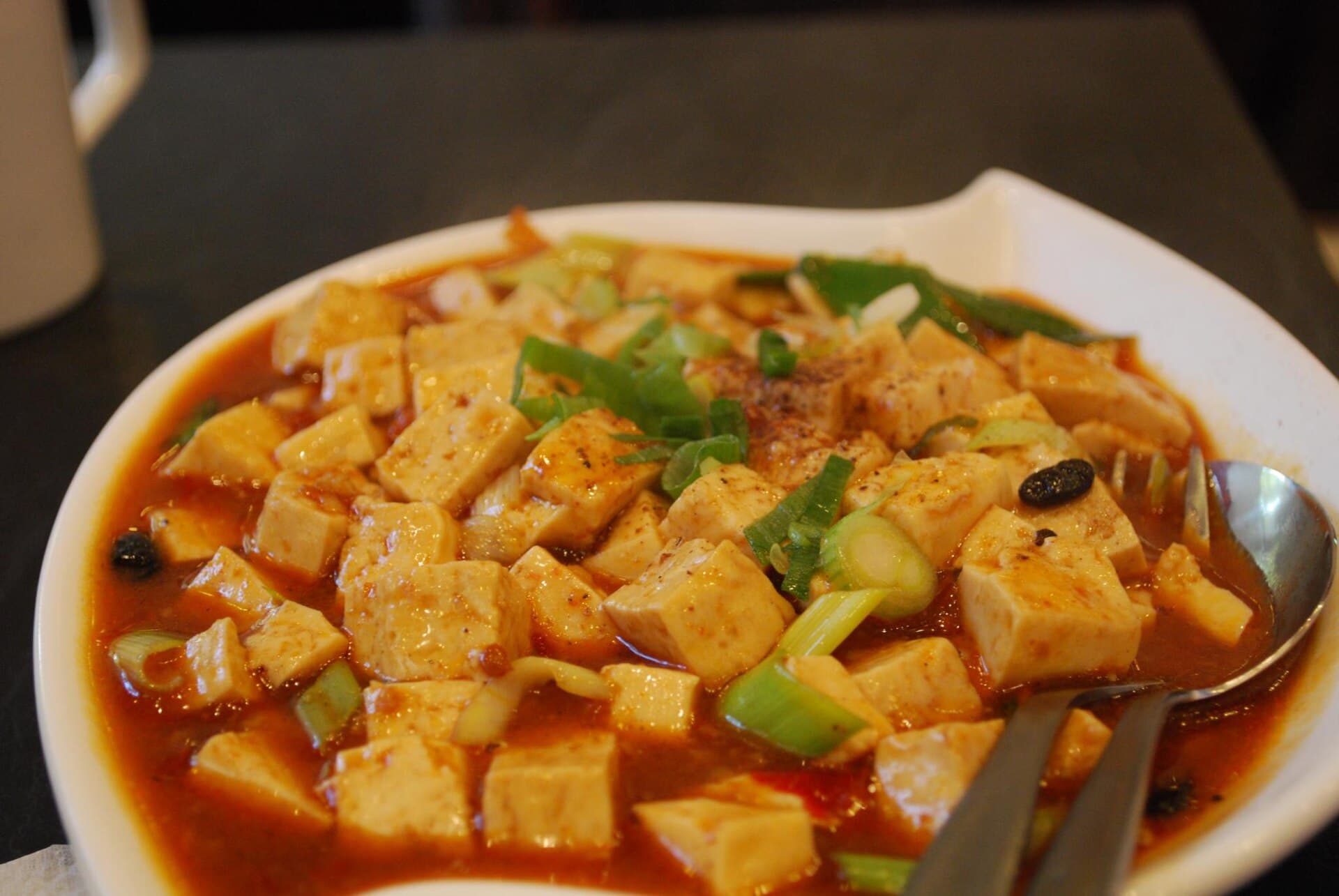 Mapo doufu, plat emblématique de la cuisine épicée du Sichuan.