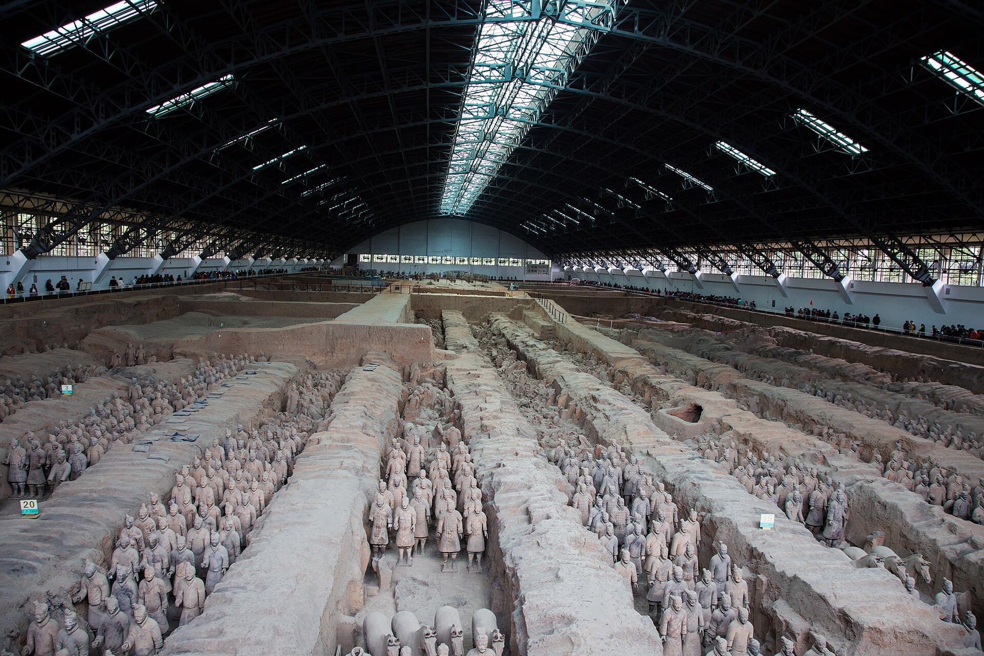 L'armée de terre cuite de Xi'an, vue de la fosse n°1 avec ses milliers de soldats.