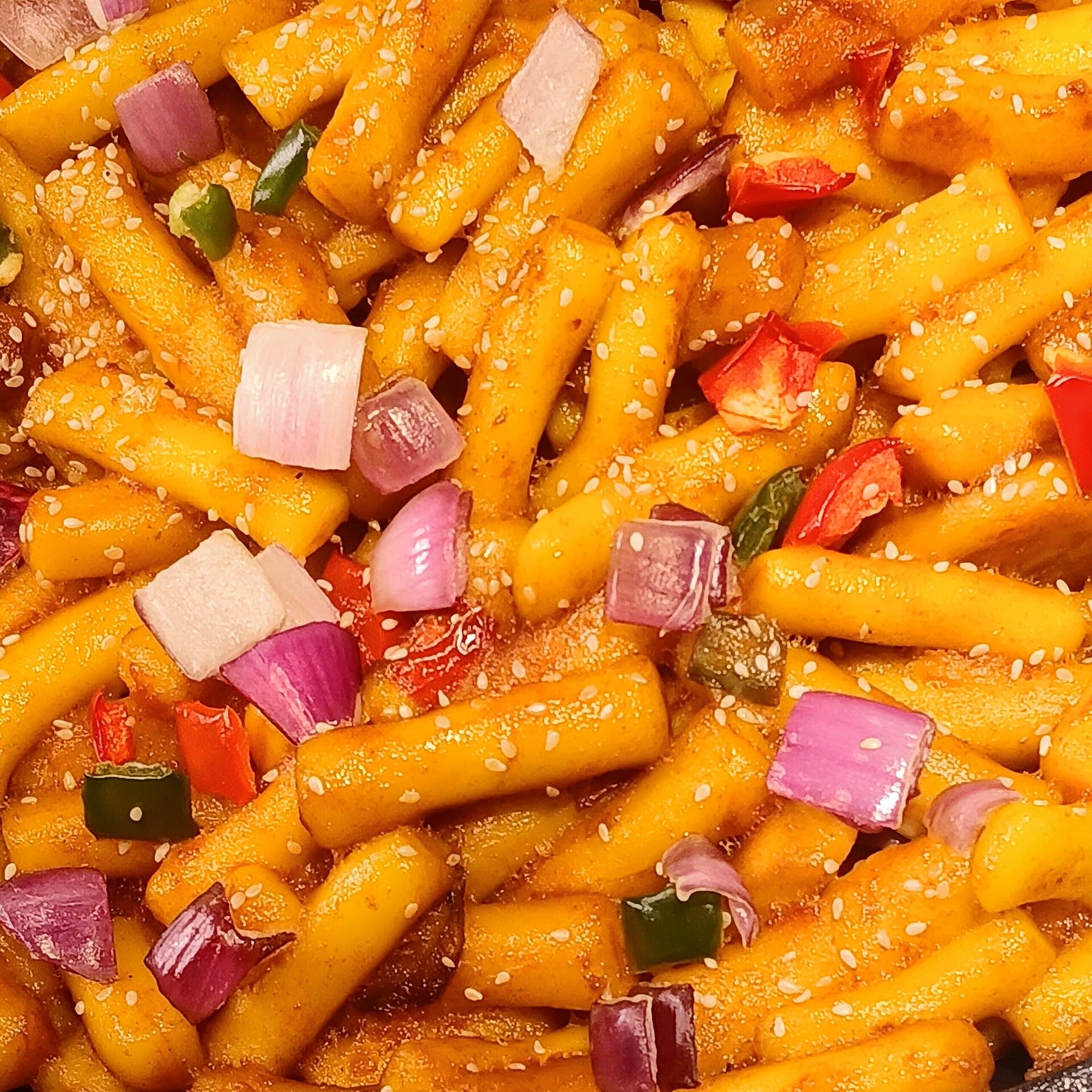 Tteokbokki, gâteaux de riz épicés emblématiques de la street food coréenne.