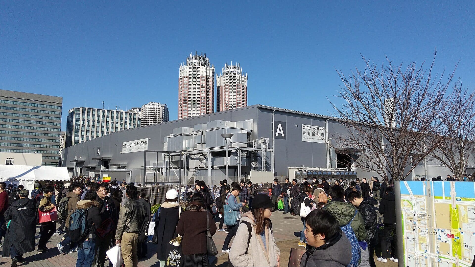 Hall du Comic Market au Tokyo Big Sight, rempli de visiteurs et de stands.