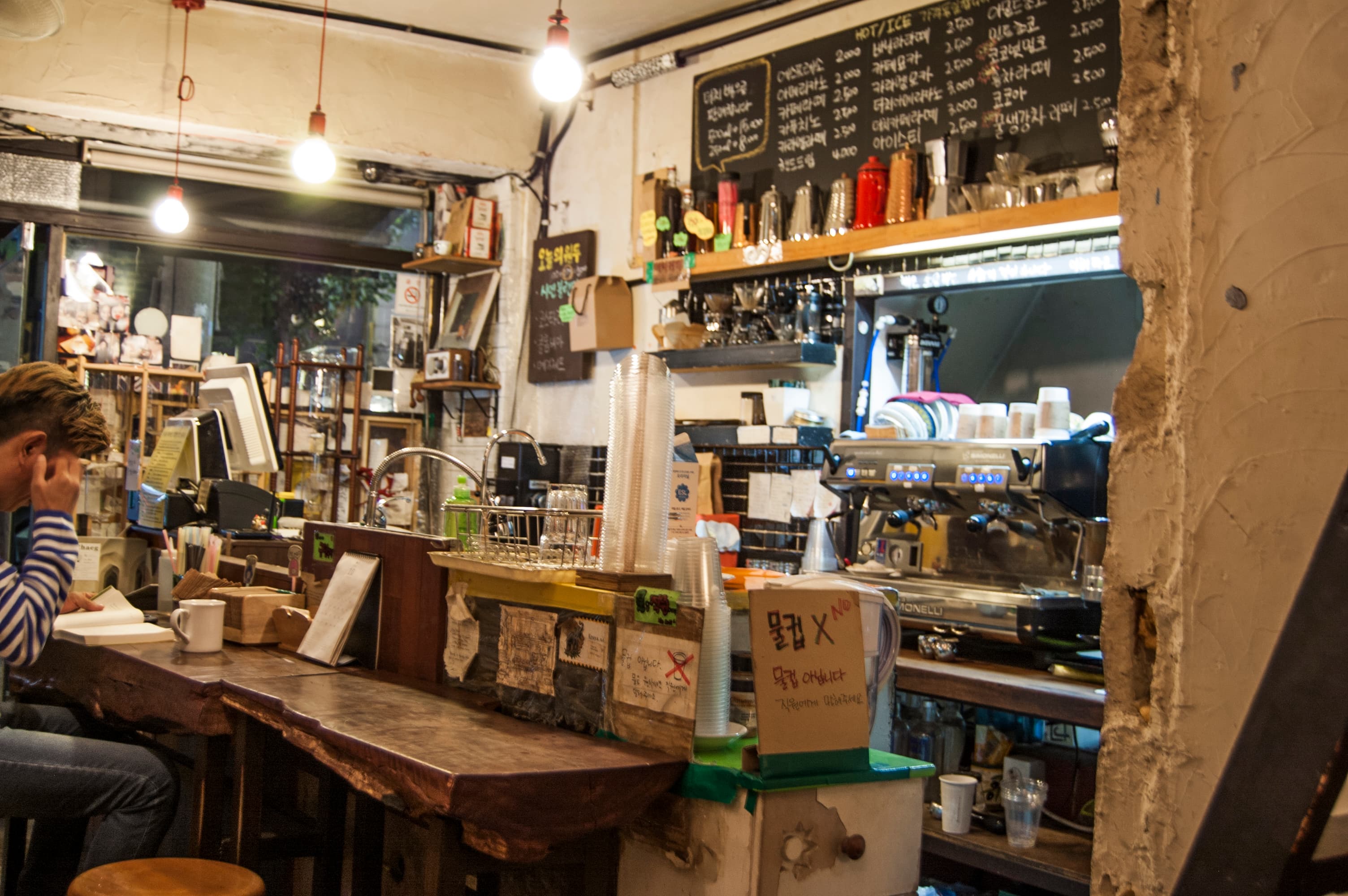 Intérieur cosy d'un café coréen, illustrant l'obsession nationale pour les cafés et leurs décors soignés.