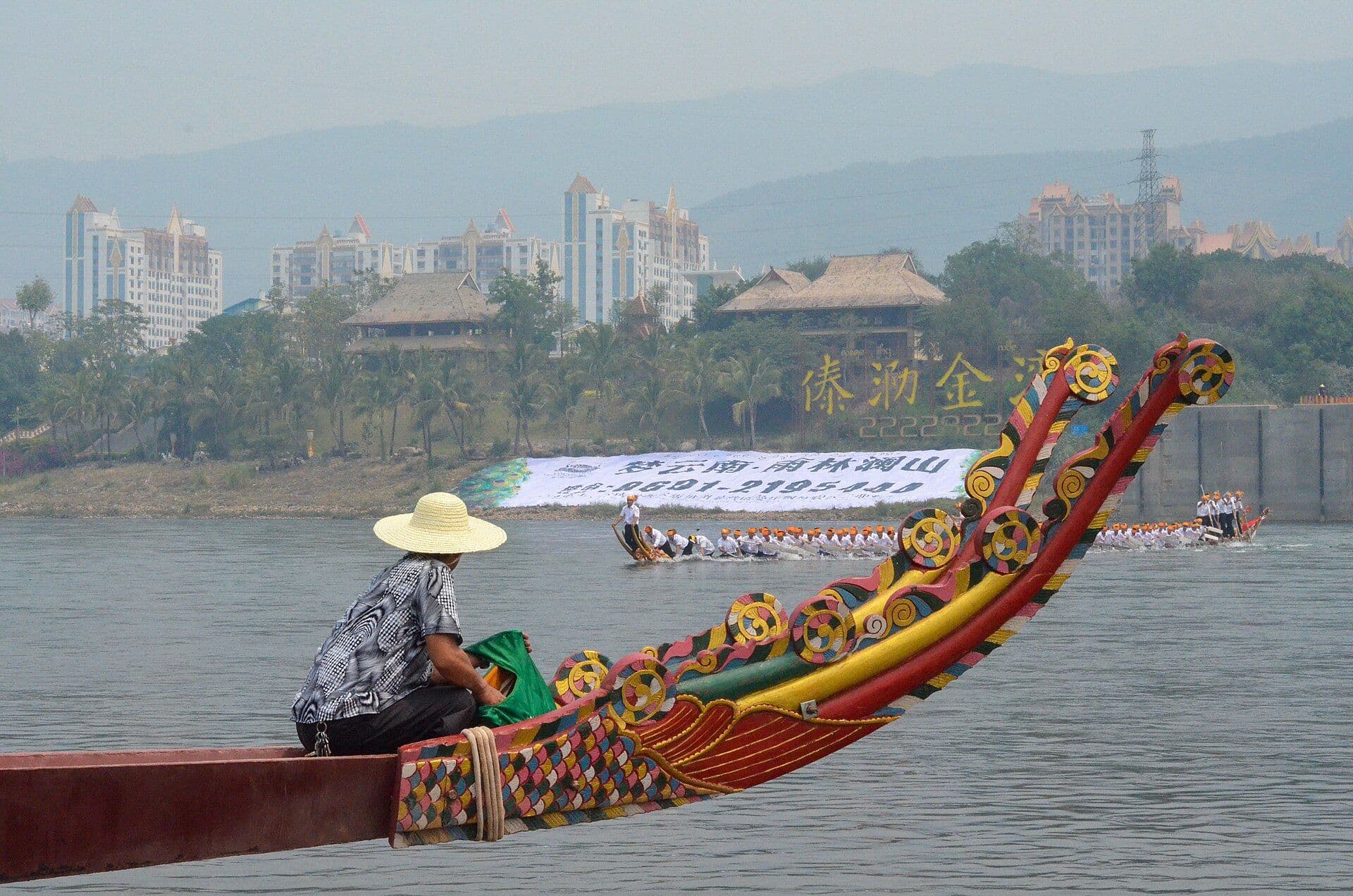 Course de bateaux-dragons en Chine, rameurs en action.
