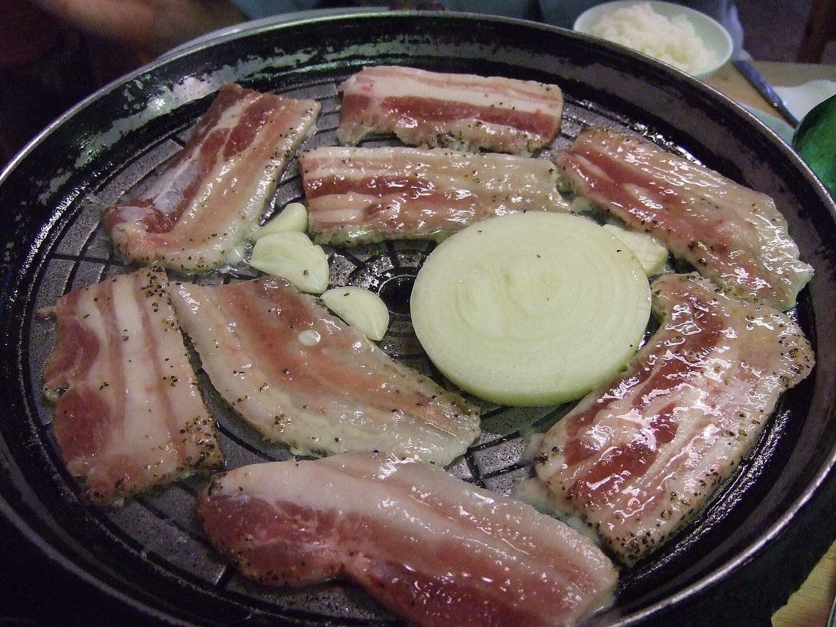 Table coréenne de samgyeopsal, poitrine de porc grillée partagée entre convives.