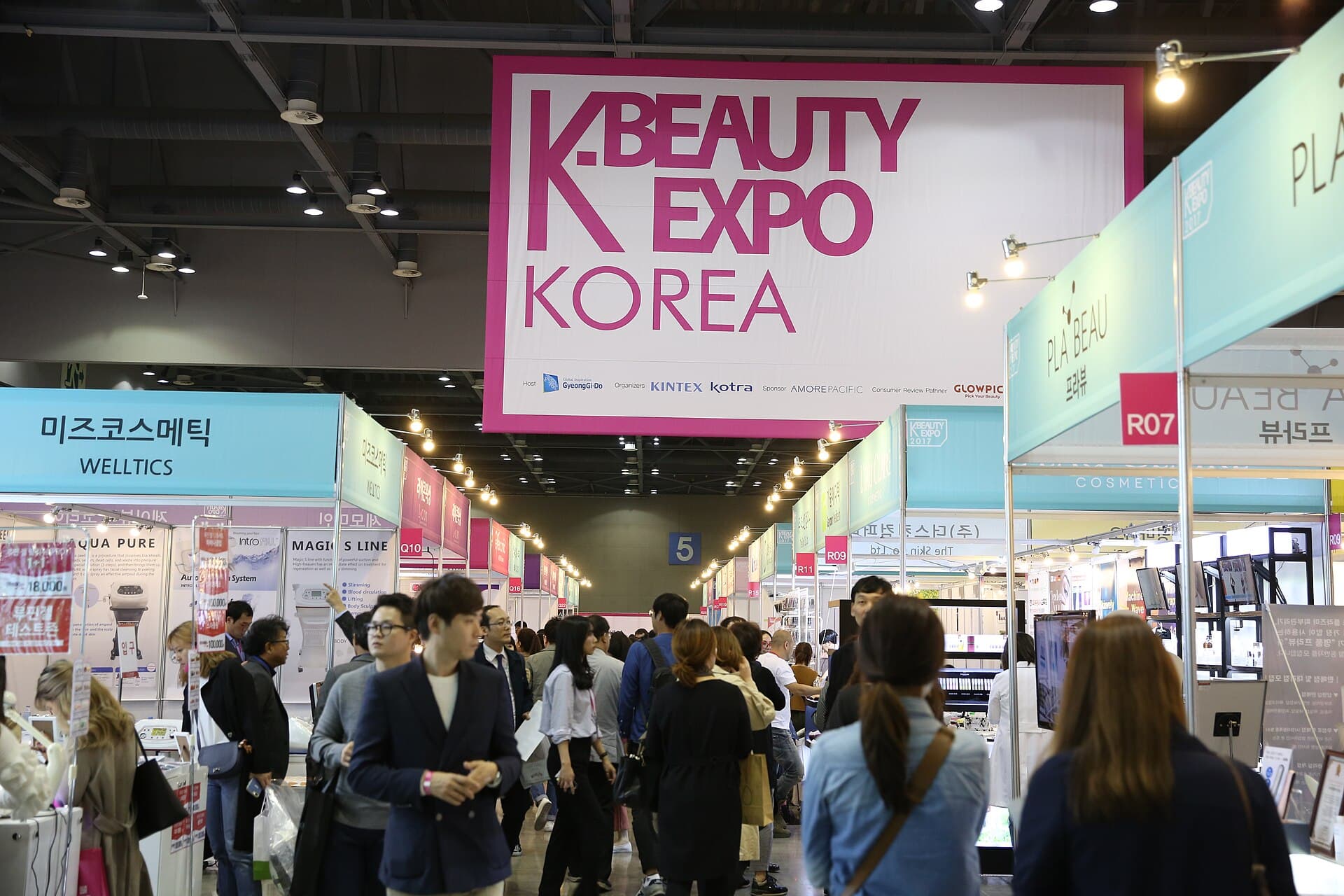 Allées du salon K-Beauty Expo Korea au Kintex : stands de marques de cosmétiques coréens sous la bannière K-Beauty.