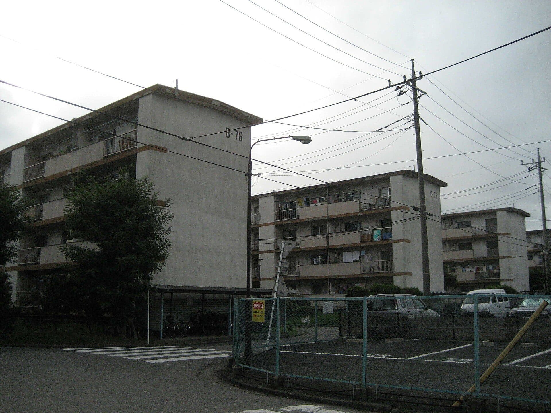 Barres d'habitation du grand ensemble de Matsubara, à Sōka, dans la préfecture de Saitama.