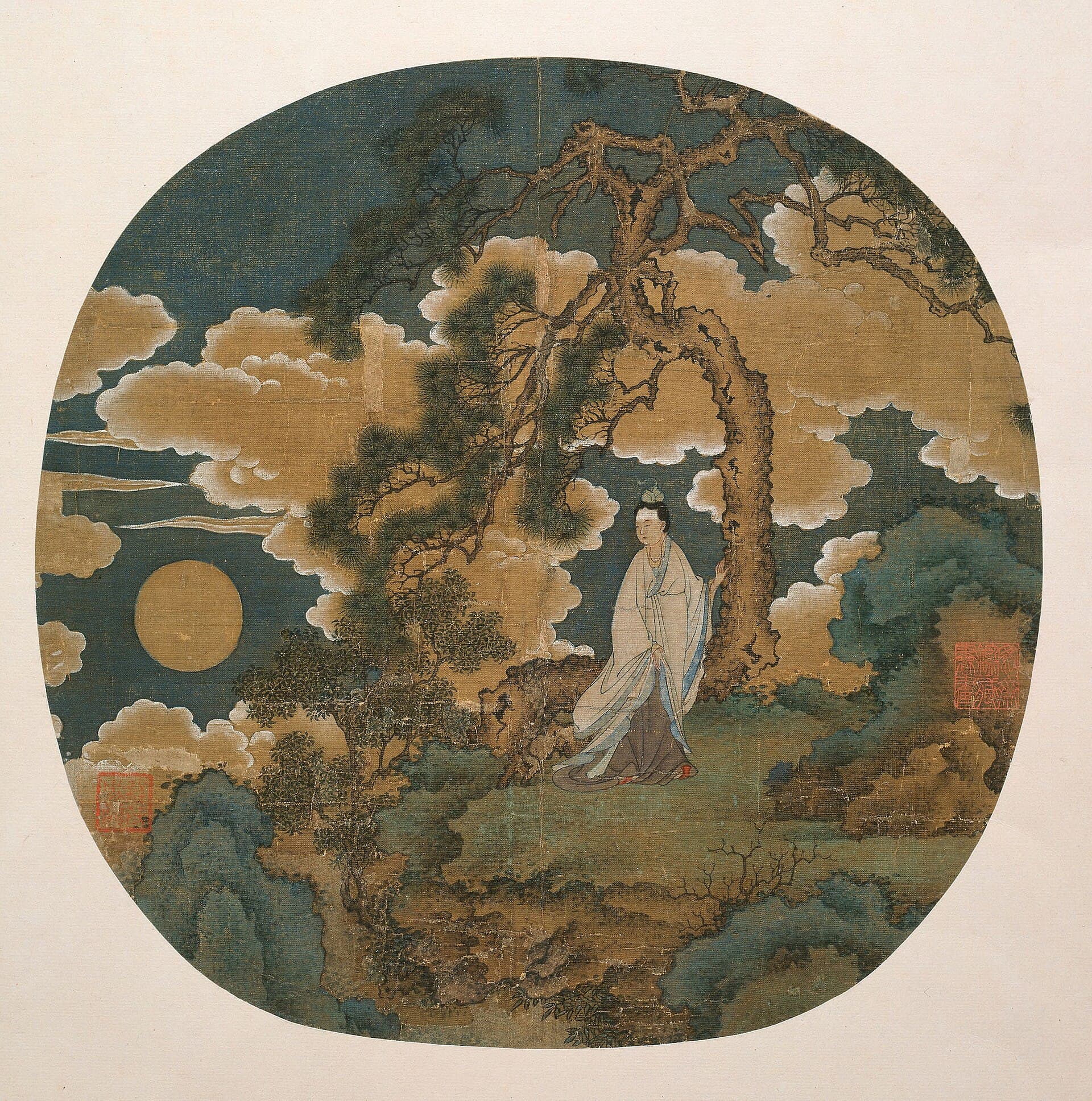 Peinture chinoise sur soie en forme d'eventail rond, datee entre 1345 et 1445 : la deesse Chang'e en longue robe claire se tient sous un pin noueux, la pleine lune doree se levant a gauche au-dessus des nuages