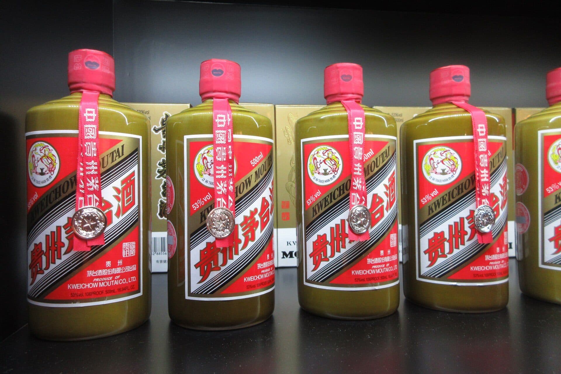 Bouteilles de Moutai présentées avant une vente aux enchères à Hong Kong.