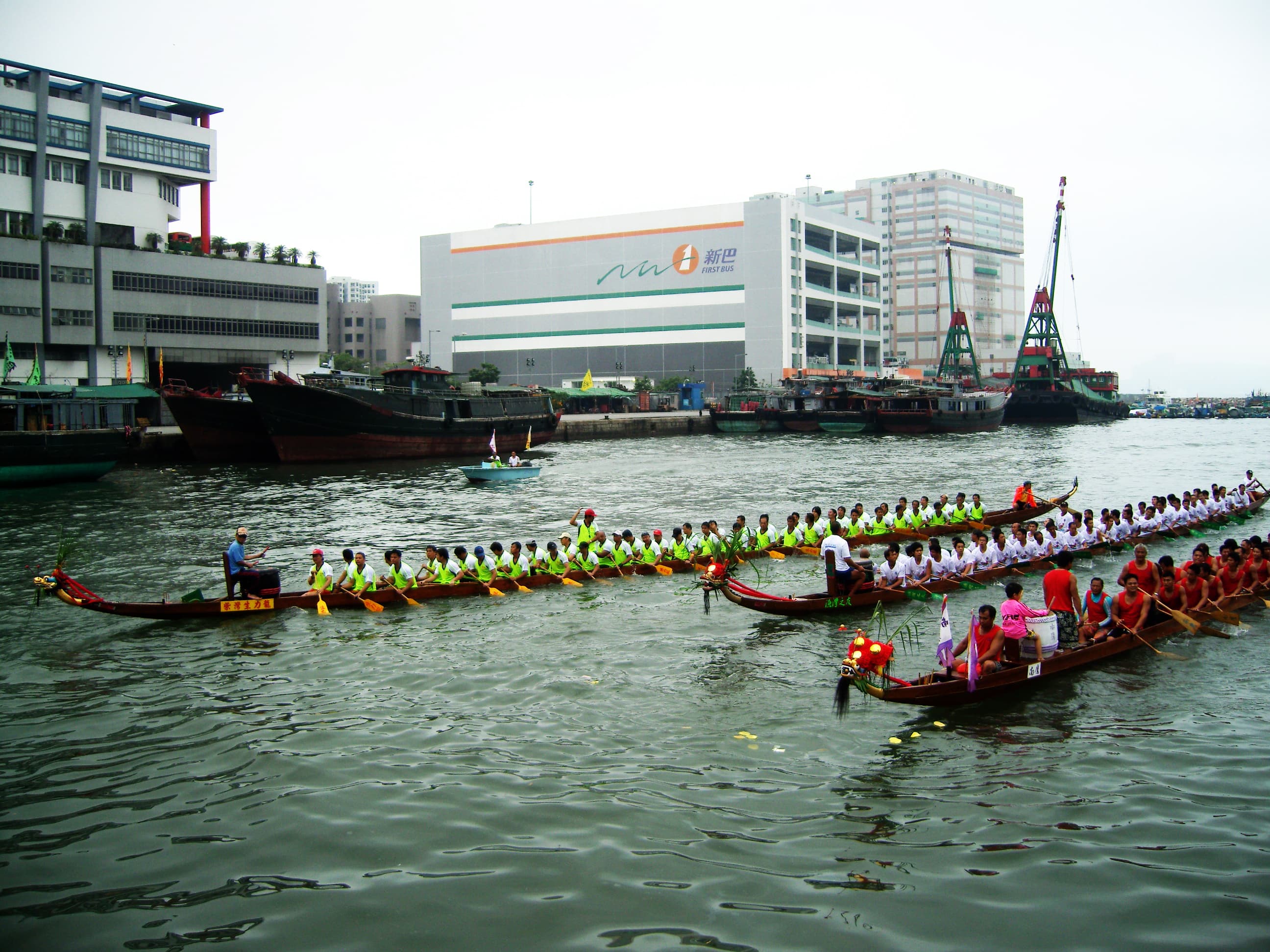 Course de bateaux-dragons sur une rivière en Chine