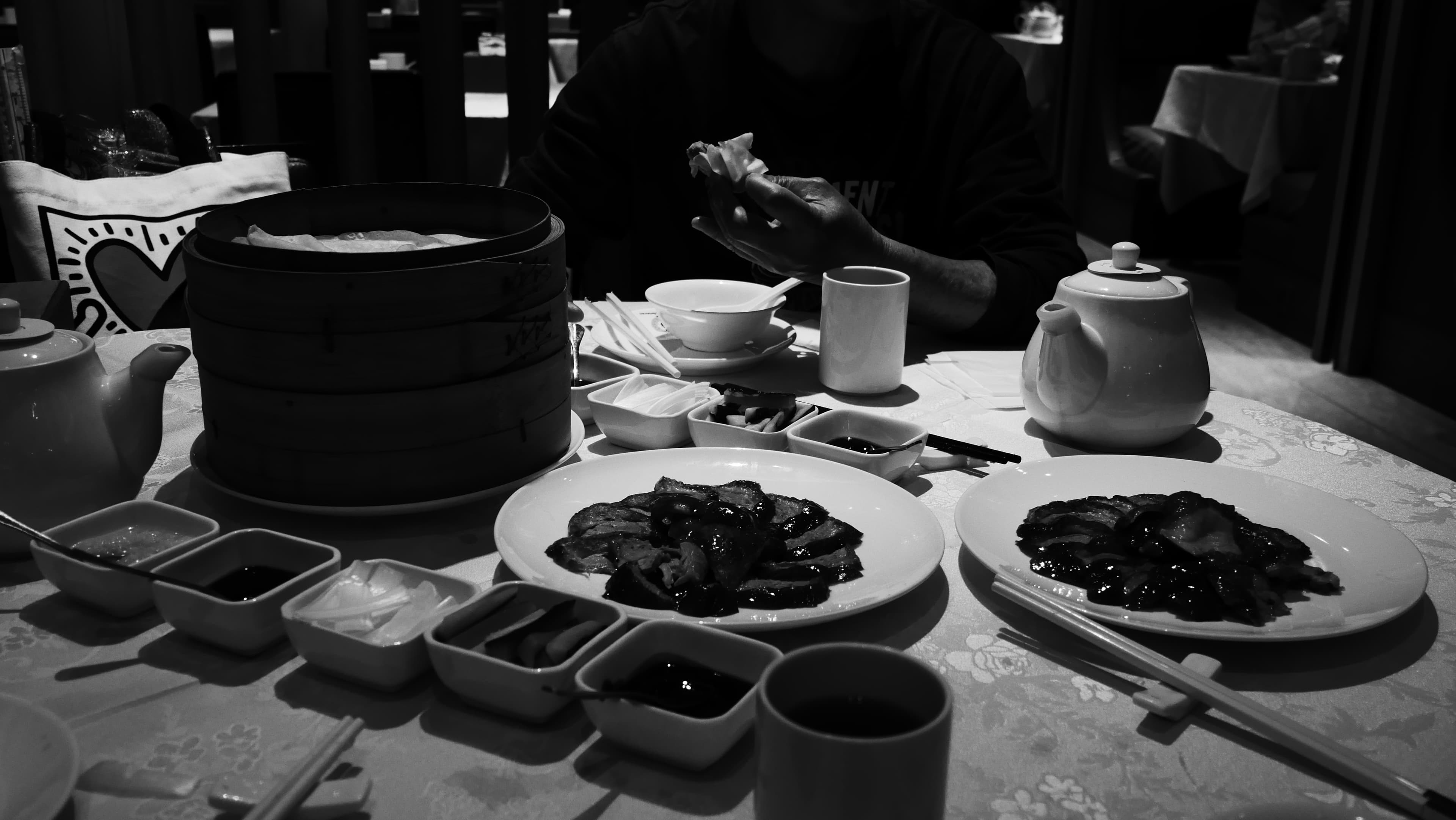 Canard laqué de Pékin découpé et servi avec des crêpes, plat emblématique de la cuisine chinoise.