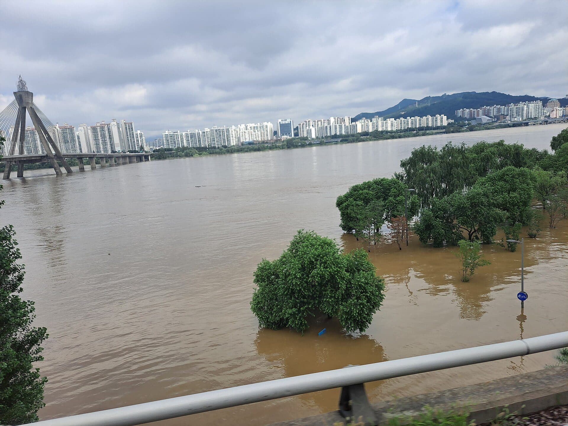 Crue du fleuve Han à Séoul le 10 août 2022, pendant les pluies qui ont inondé les logements en sous-sol de la ville.
