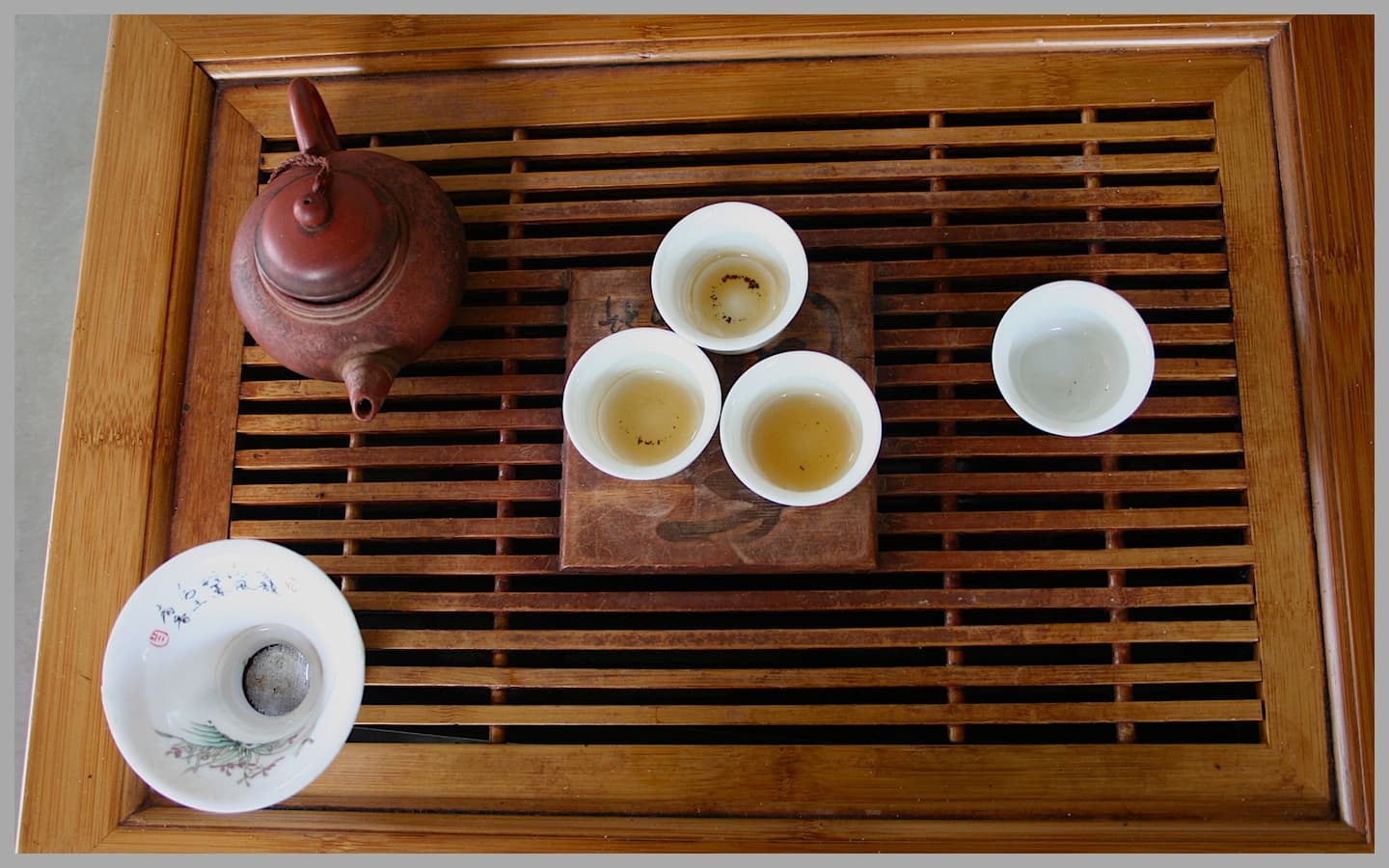 Service à thé chinois de style gongfu, petites tasses et théière disposées pour une infusion traditionnelle