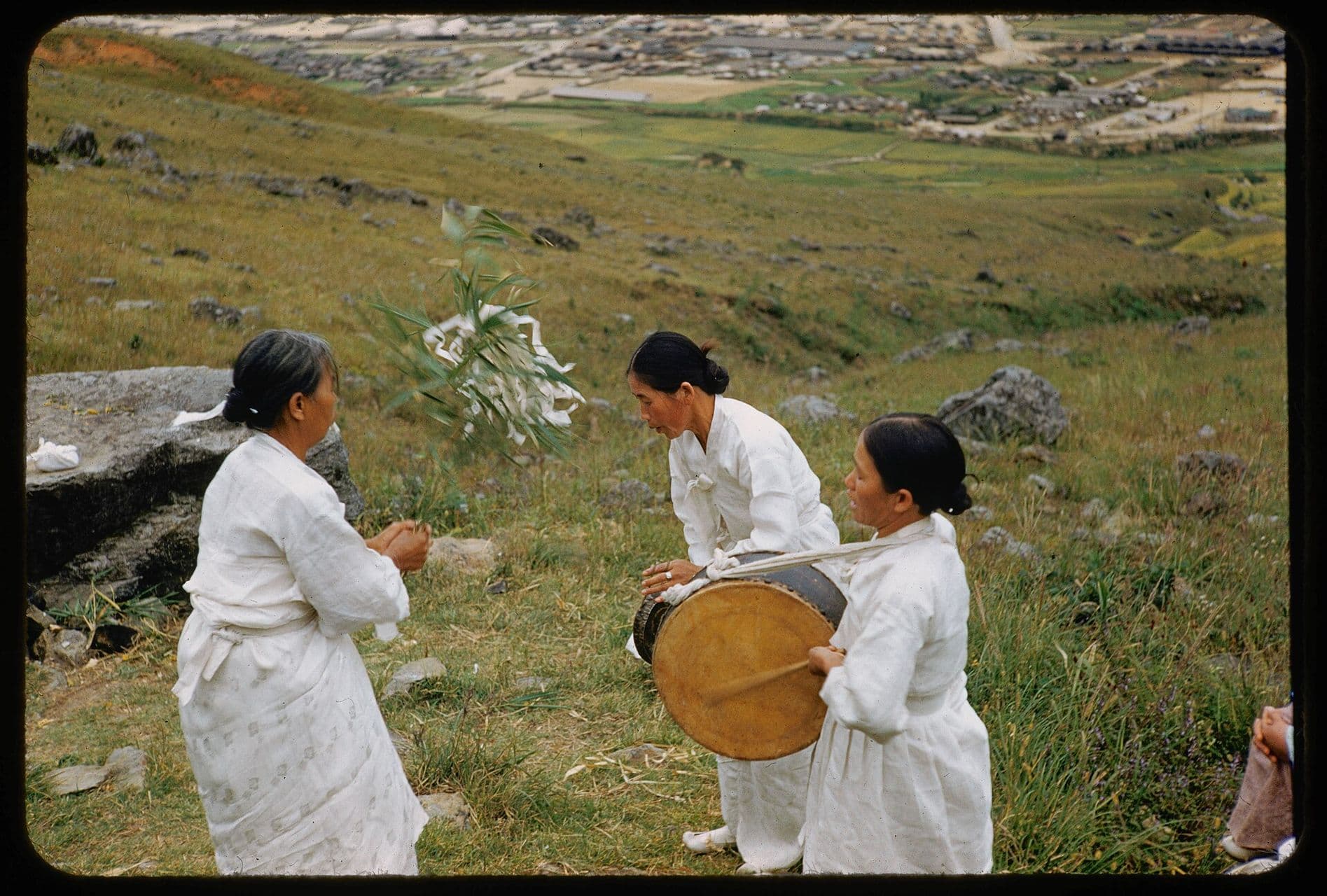 Illustration ancienne de femmes coréennes dansant devant un esprit de la montagne.