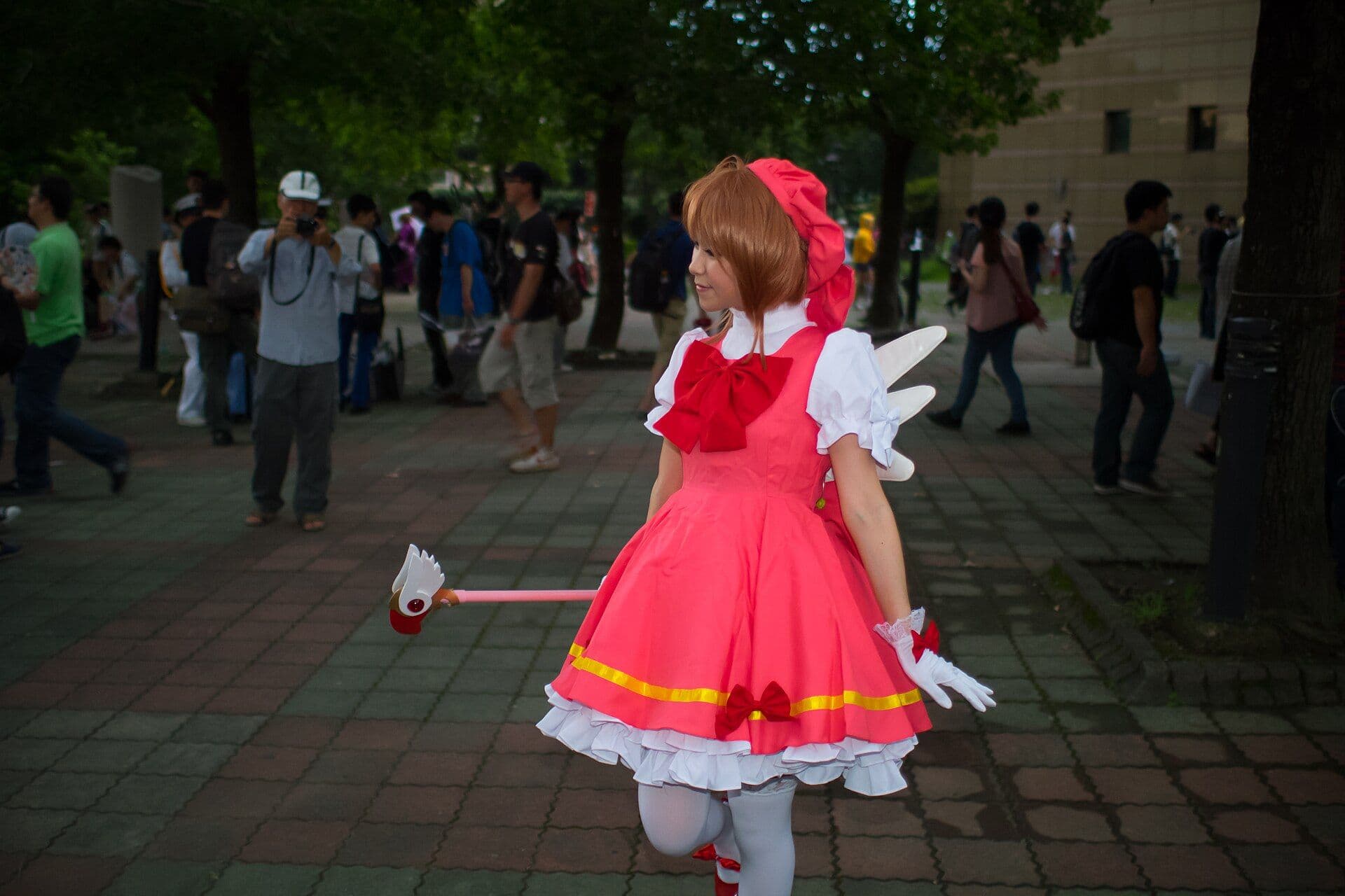 Cosplayeuse en Sakura Kinomoto, personnage de Cardcaptor Sakura créé par le collectif CLAMP.