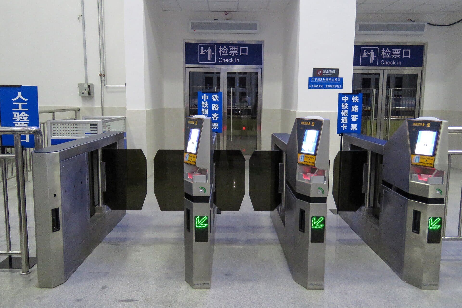 Portiques de contrôle des billets et des pièces d'identité dans une gare ferroviaire chinoise.