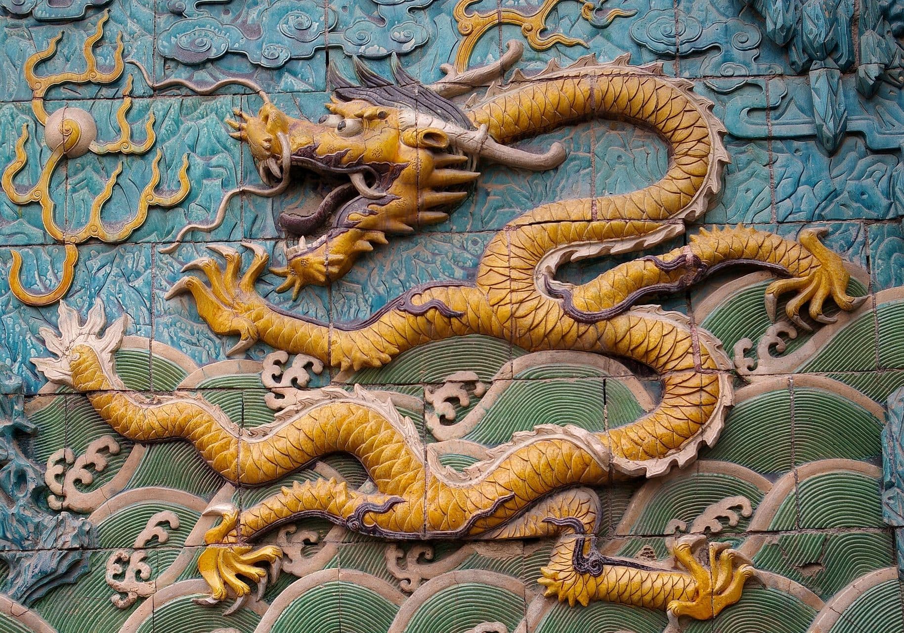Le mur des Neuf Dragons de Pékin, en céramique vernissée.