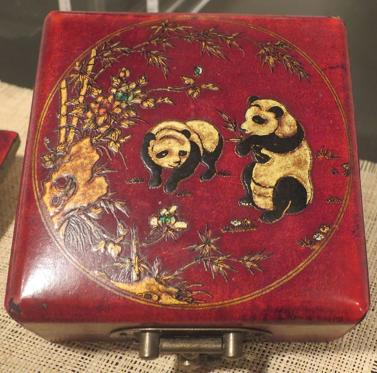 Boussole de feng shui chinoise, le luopan, en laque sur bois et laiton.