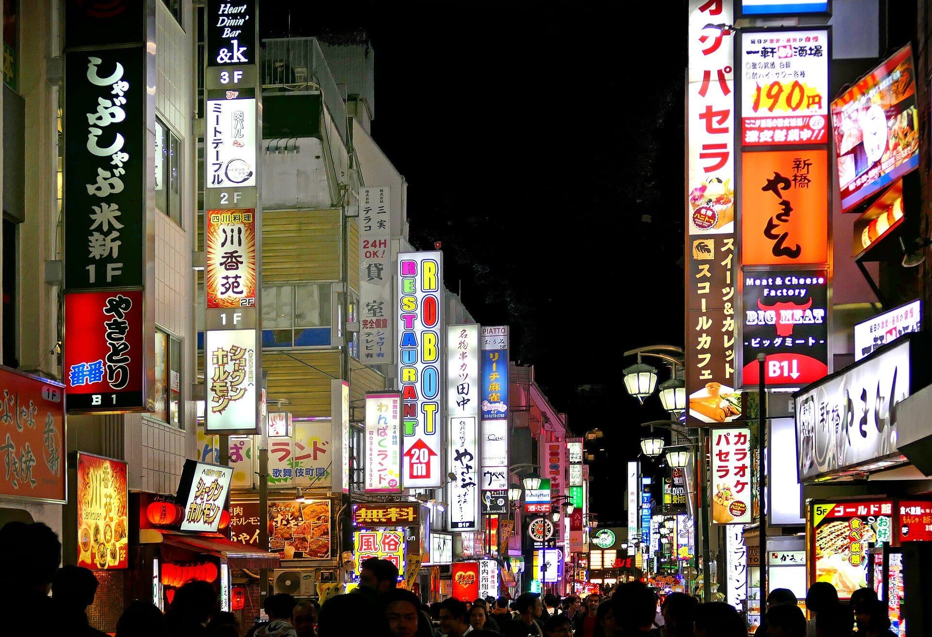 Façades et enseignes lumineuses du quartier de Kabukichō, à Shinjuku.