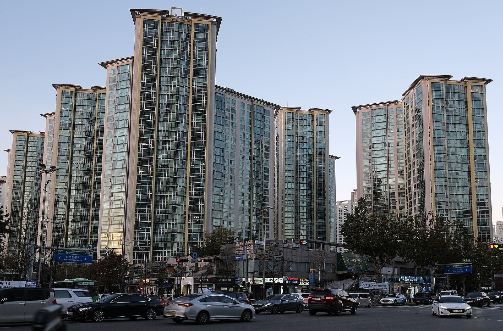 Tours d'un ensemble résidentiel du quartier de Daechi, à Séoul.