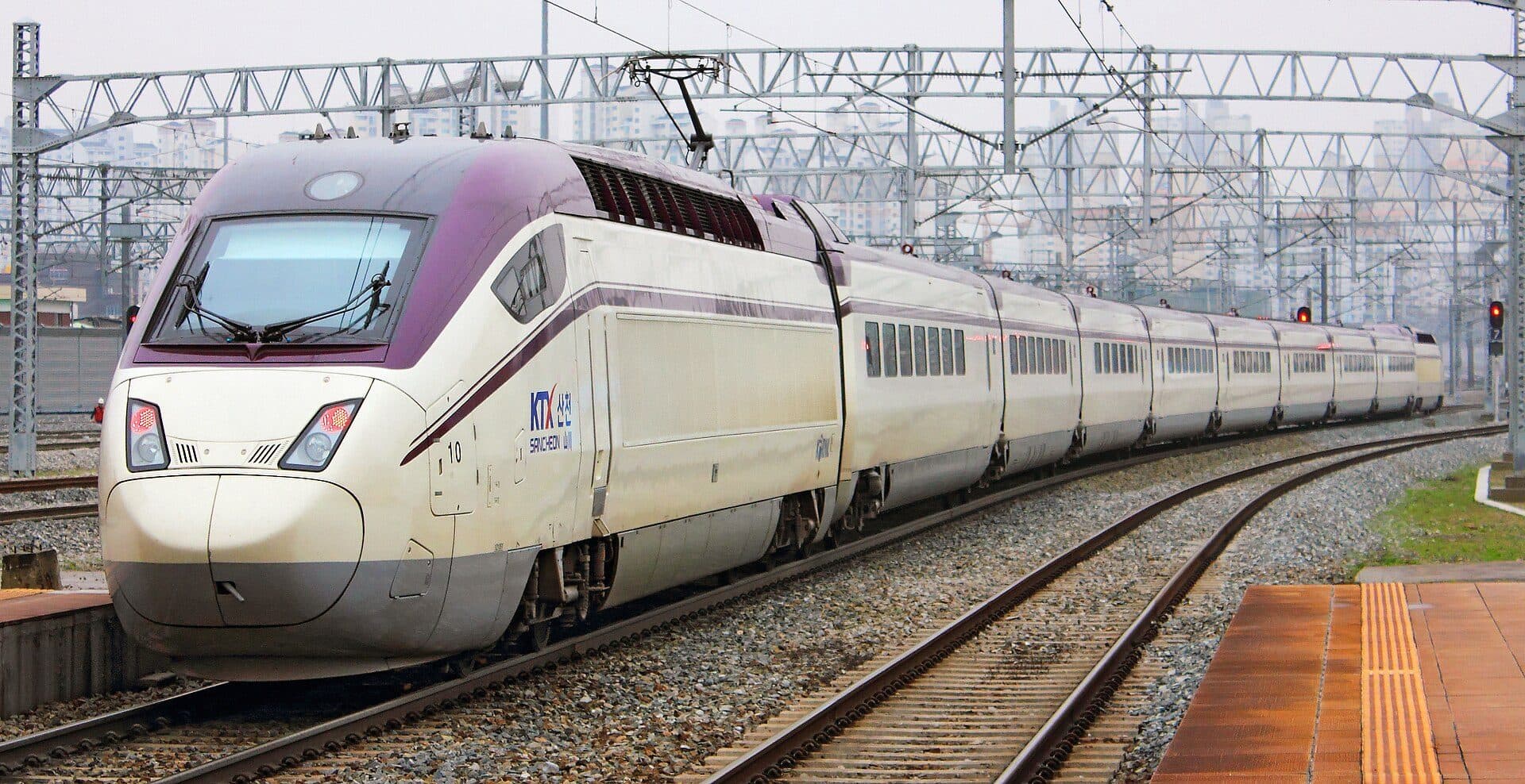 Rame KTX-Sancheon à quai en gare de Daejeon, en Corée du Sud.