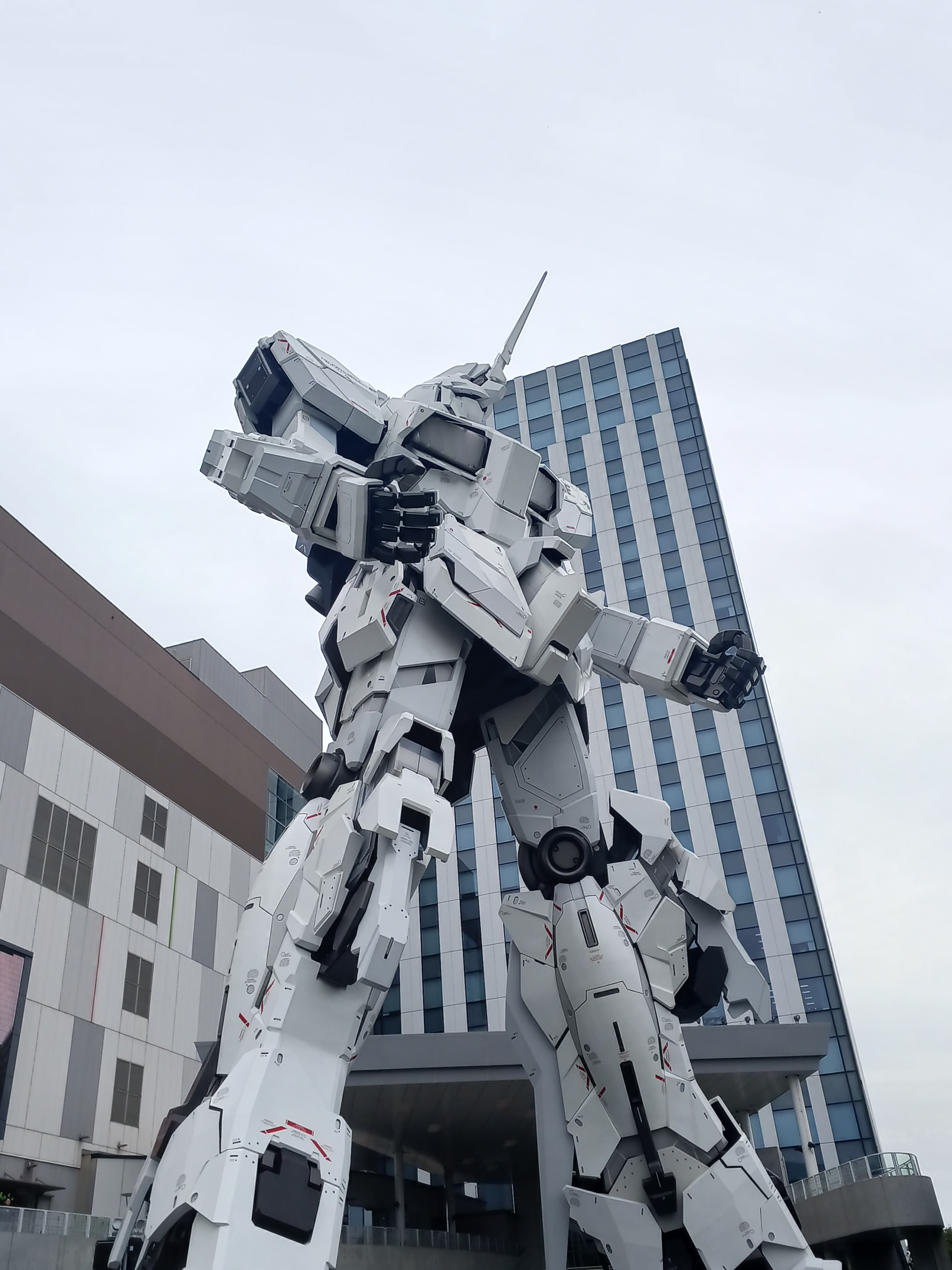 Statue grandeur nature du Unicorn Gundam à Tōkyō, robot géant emblématique du genre mecha japonais.