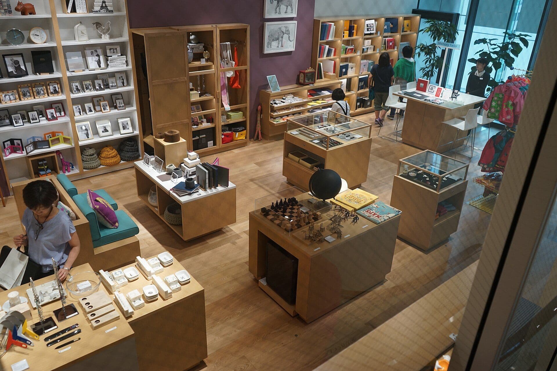 Intérieur du magasin Itoya, à Ginza, temple de la papeterie japonaise.