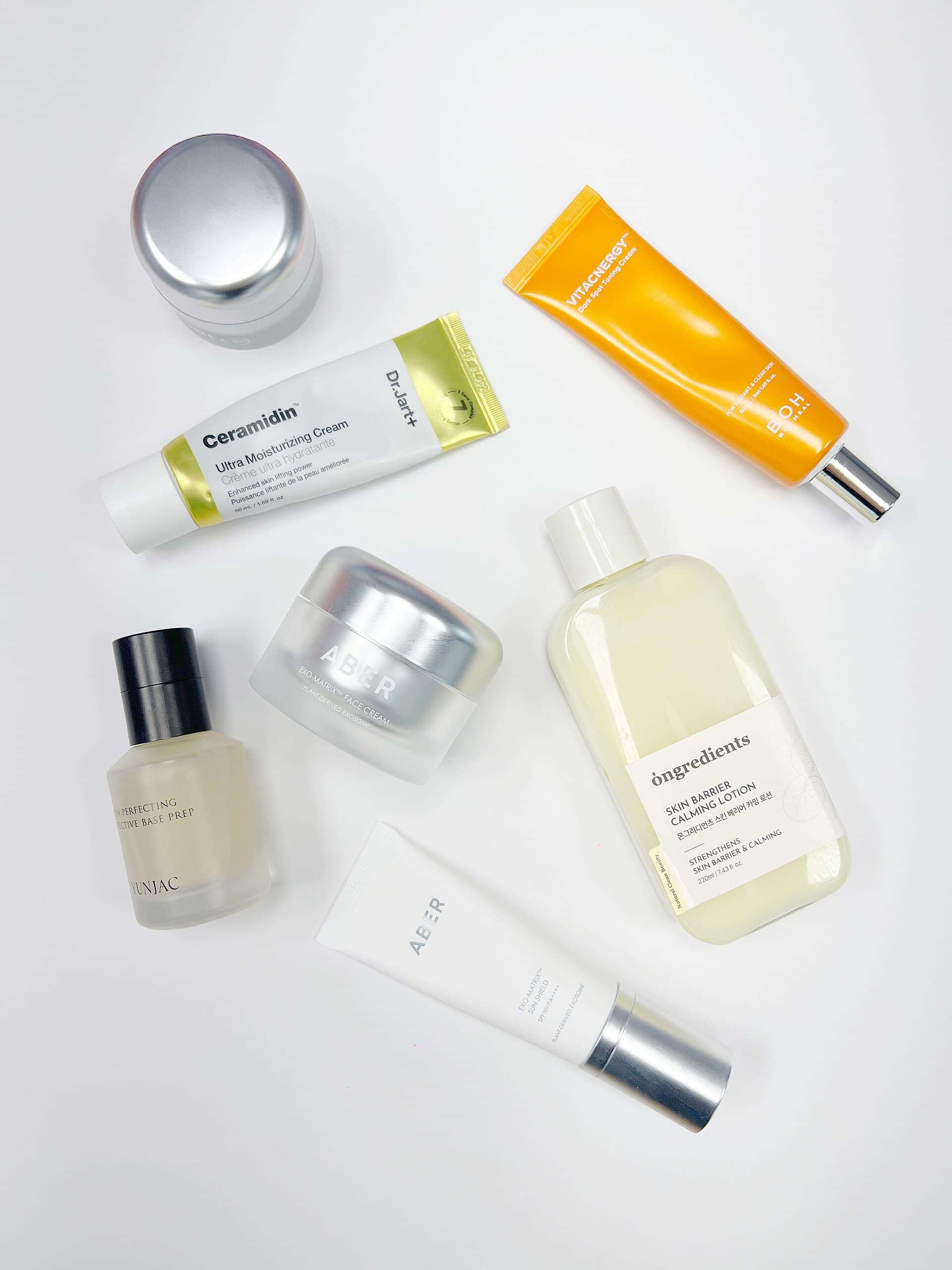 Selection de soins coreens disposes a plat : creme aux ceramides, lotion barriere, creme et ecran solaire aux exosomes vegetaux