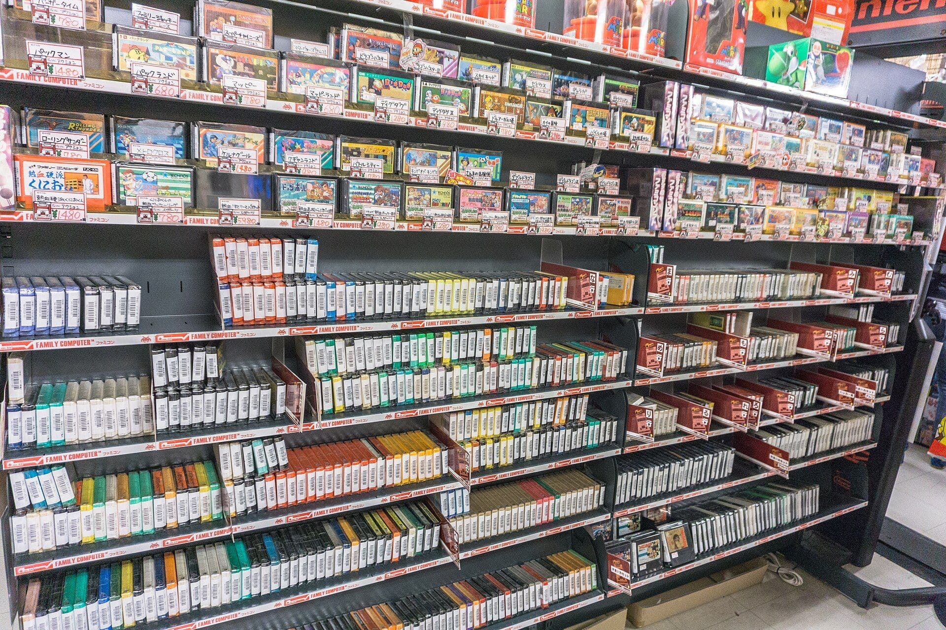 Rayonnages de jeux vidéo d'occasion dans la boutique Super Potato d'Akihabara, à Tokyo.