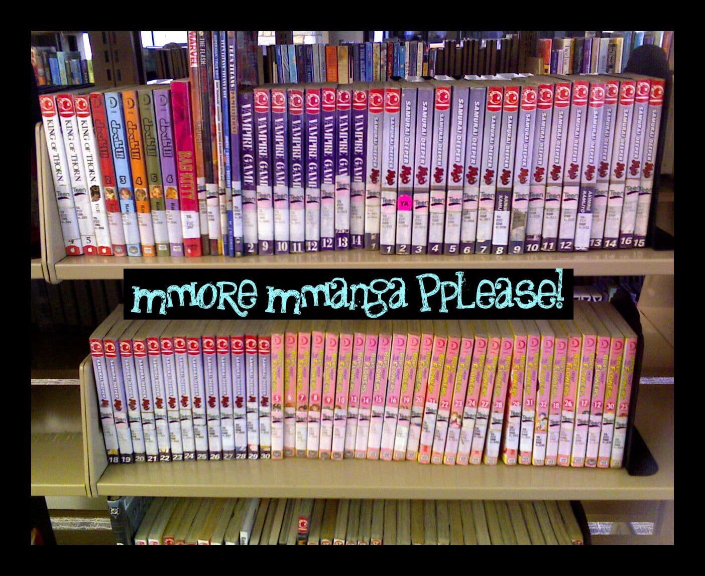 Rayonnages de manga dans une librairie, dos des volumes alignés.
