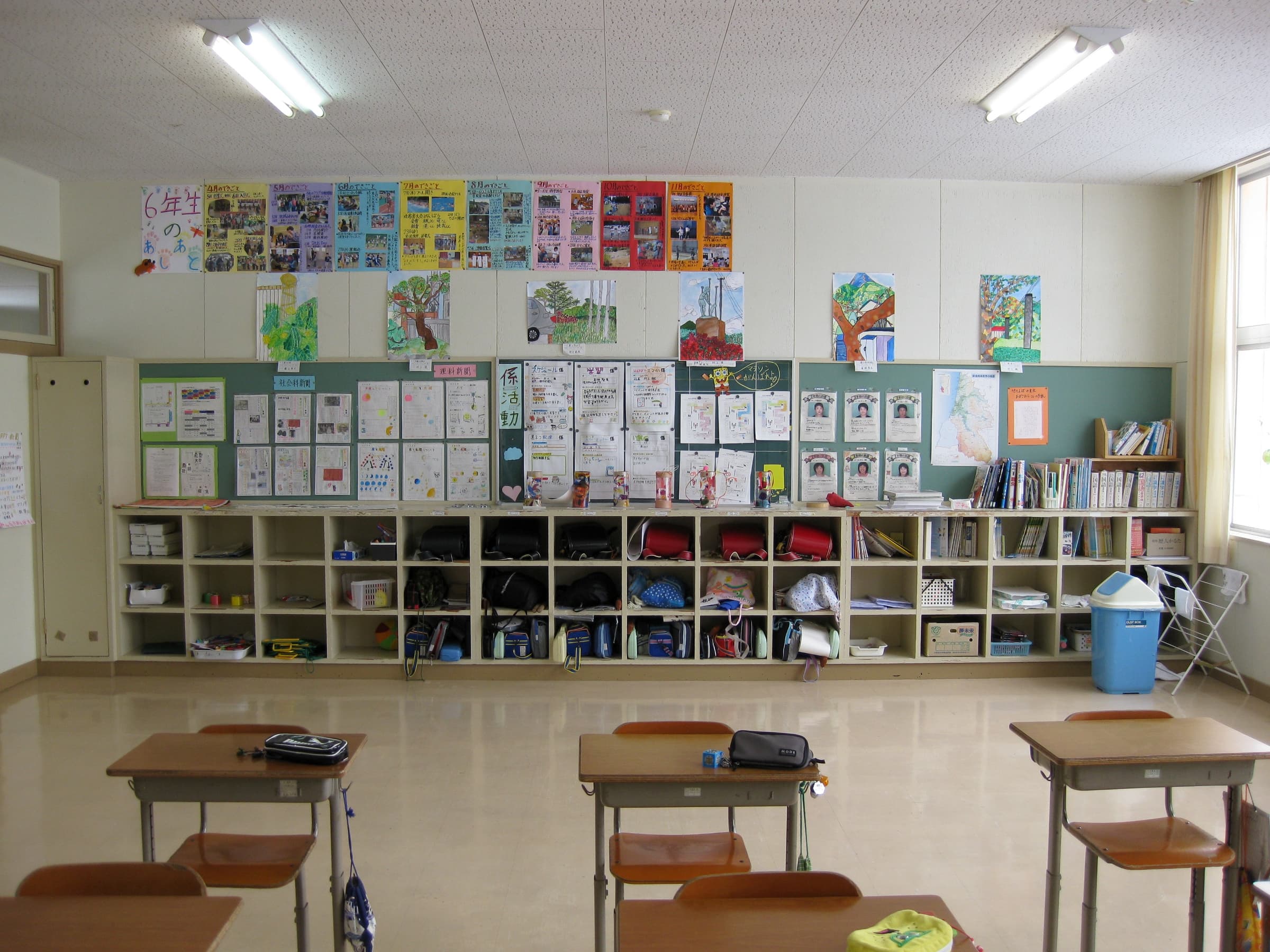 Salle de classe d’une école élémentaire japonaise avec ses pupitres alignés, à l’école primaire Hitane.