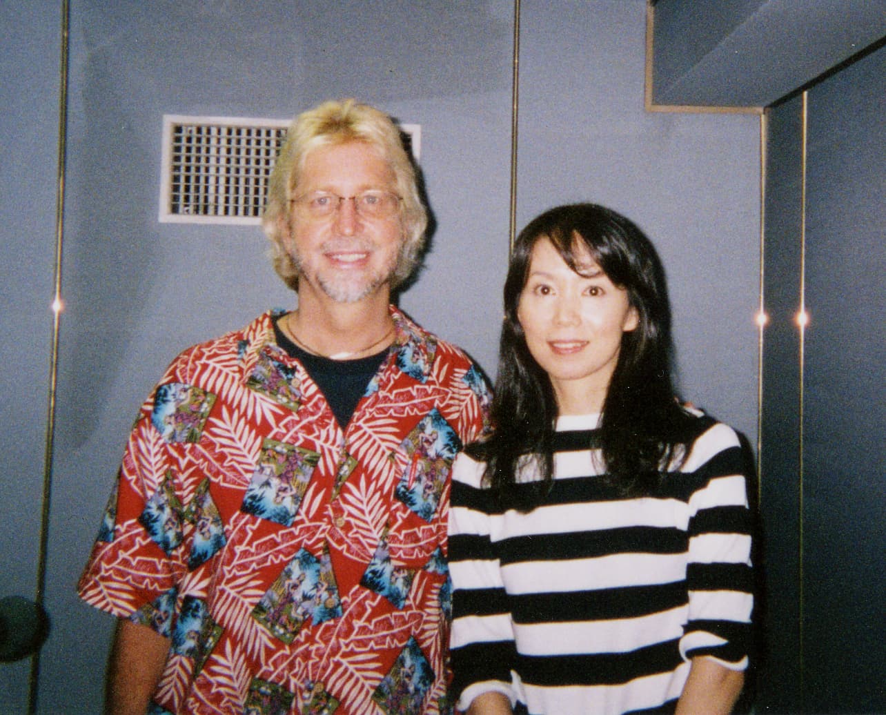 La chanteuse et autrice japonaise Takeuchi Mariya, interprete de Plastic Love, photographiee en studio de radio aux cotes de l'animateur Kamasami Kong