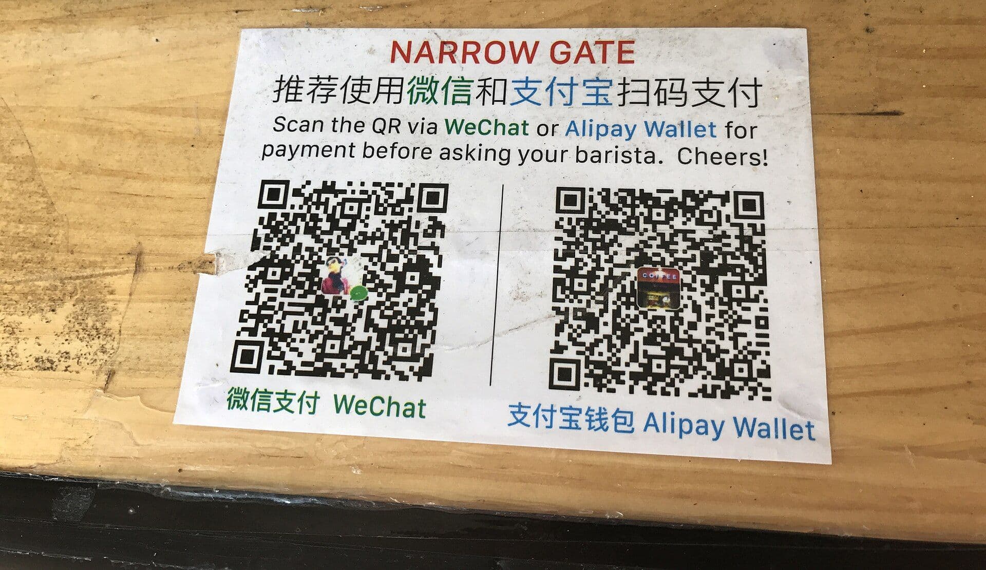 Codes QR de paiement mobile affichés sur un comptoir en Chine.