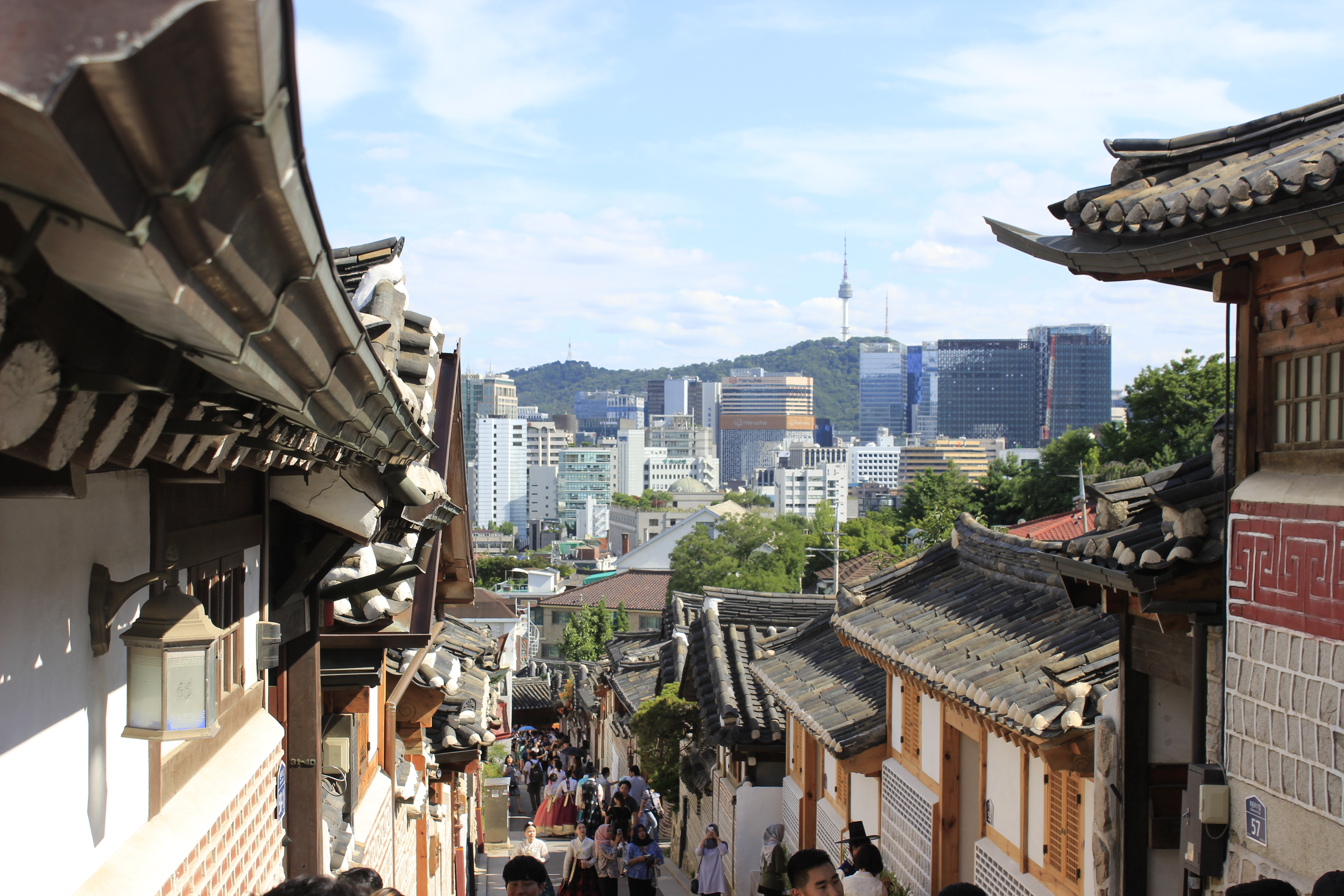 Village de Bukchon Hanok à Séoul, où les maisons traditionnelles côtoient la modernité, Photo : Trainholic / Wikimedia Commons, CC BY-SA 3.0