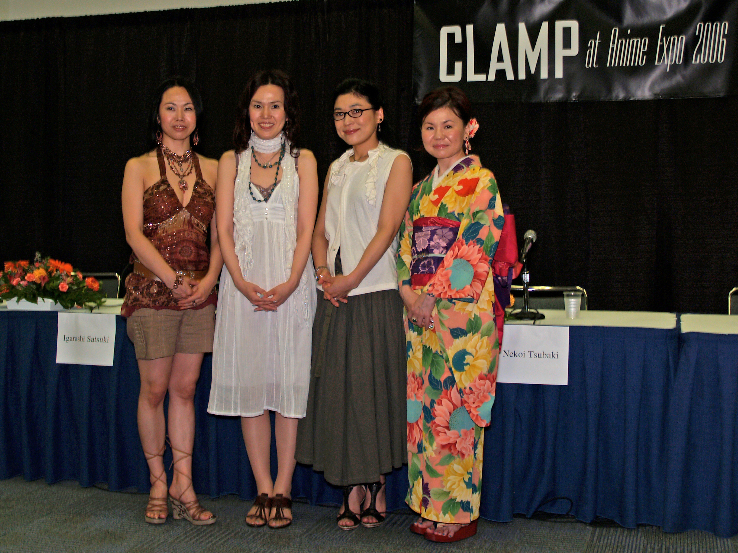 Les quatre membres de CLAMP lors de l'Anime Expo 2006 à Los Angeles : Satsuki Igarashi, Nanase Ōkawa, Tsubaki Nekoi et Mokona, Photo : John (Phoenix) Brown / Wikimedia Commons, CC BY 2.0