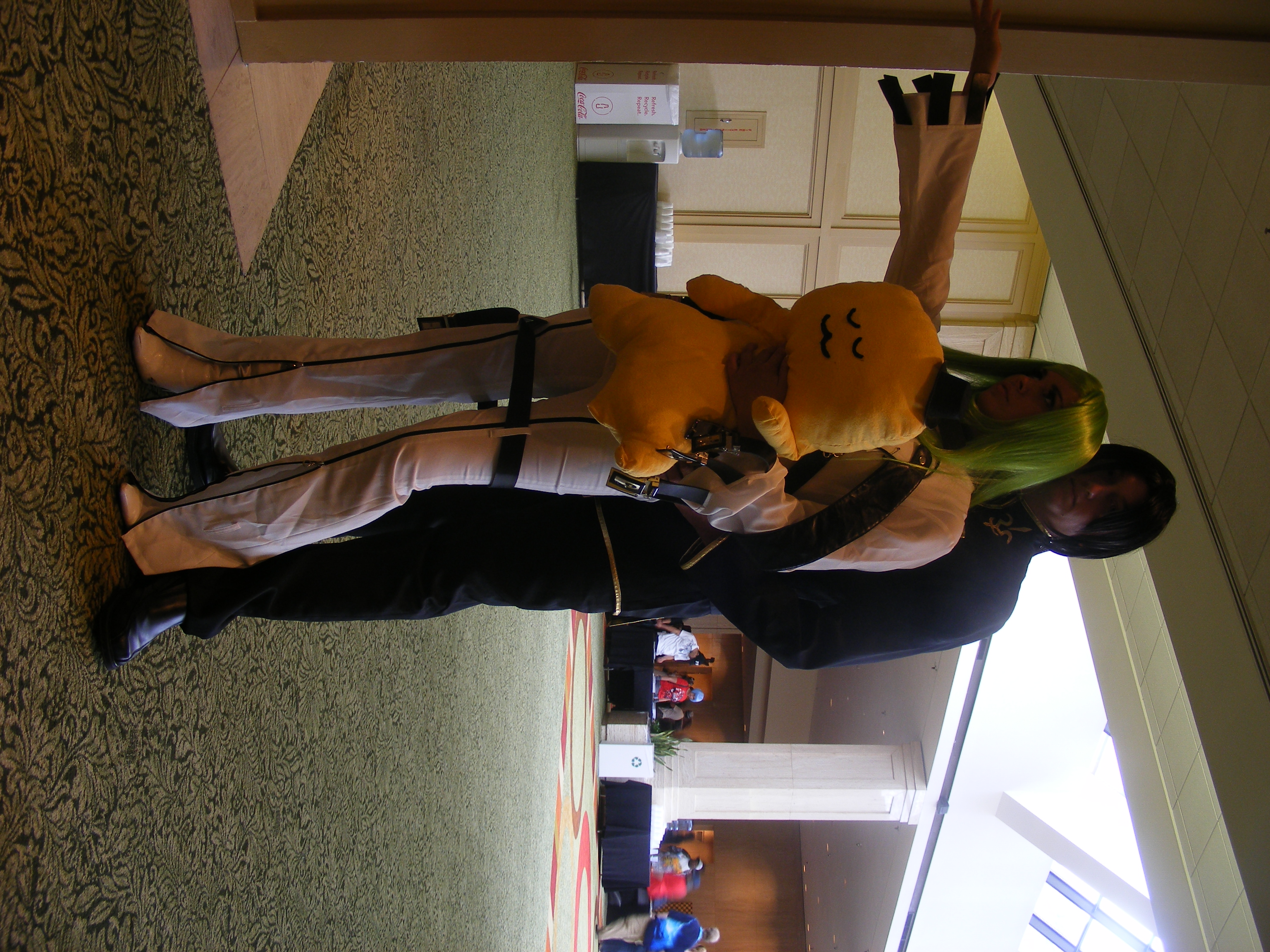 Cosplay de C.C. et Lelouch Lamperouge de Code Geass, dont le character design a été réalisé par CLAMP, Anime Weekend Atlanta, 2009, Photo : Michael Mol / Wikimedia Commons, CC BY 2.0